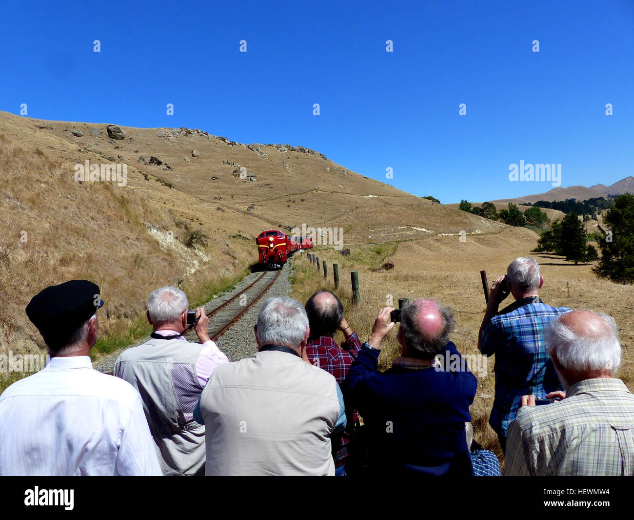 L'avvistamento dei treni è un hobby molto popolare, dove gli appassionati tracciano e registrano diversi tipi di treni e treni. Utilizzando strumenti come telecamere e data book, gli osservatori documentano il movimento dei treni di varie aziende o modelli. L'attività è particolarmente popolare tra coloro che hanno un interesse per la storia dei trasporti. Foto Stock