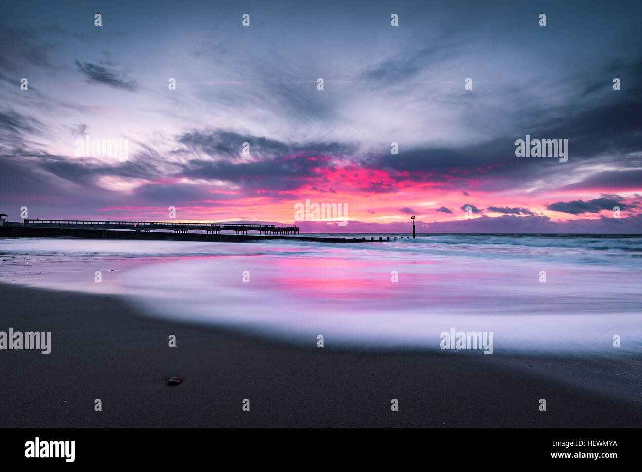 Alba sul Boscombe Beach in Bournemouth Foto Stock