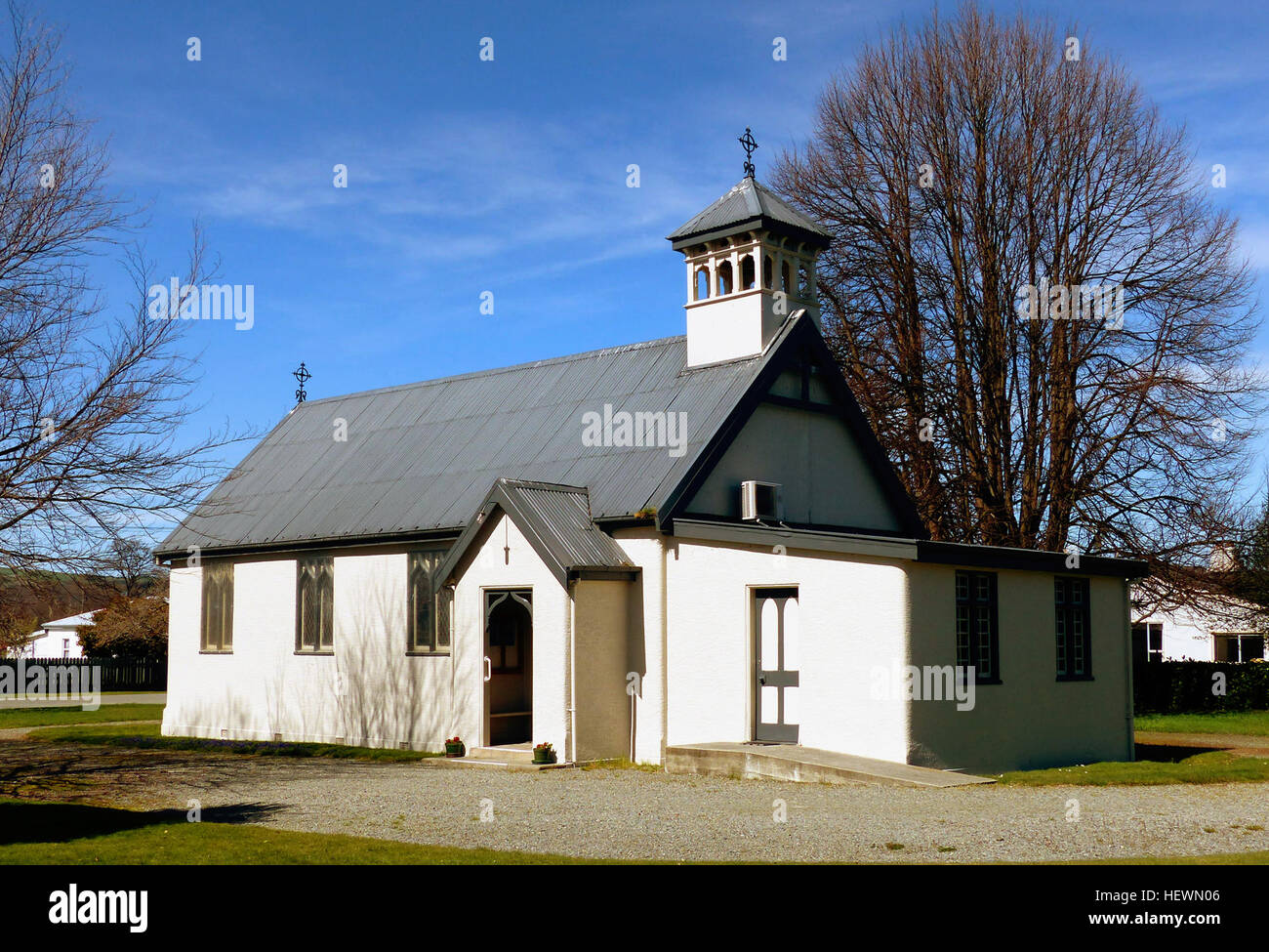 St Stephen's Anglican fino Kirke St, Fairlie opposta alla scuola/libreria comunitaria è stata consacrata 9 gennaio 1896 dal vescovo Churchill Giulio con Arcidiacono Henry W. Harper presente è una piccola e antica chiesa di legno con un roughcast cemento oltre l'esterno e un favoloso interno con belle finestre a vetrata. L'architetto è stato James Turnbull. Vicario al momento era Stanley Hinson e il segretario è stato D.H. Gillingham. Questa chiesa denominato parzialmente in onore di Stephen Gillingham che ha servito la Chiesa per molti anni. Servizi dove detenute da Rev. Preston da Geraldine a tre intervalli settimanali al gi Foto Stock