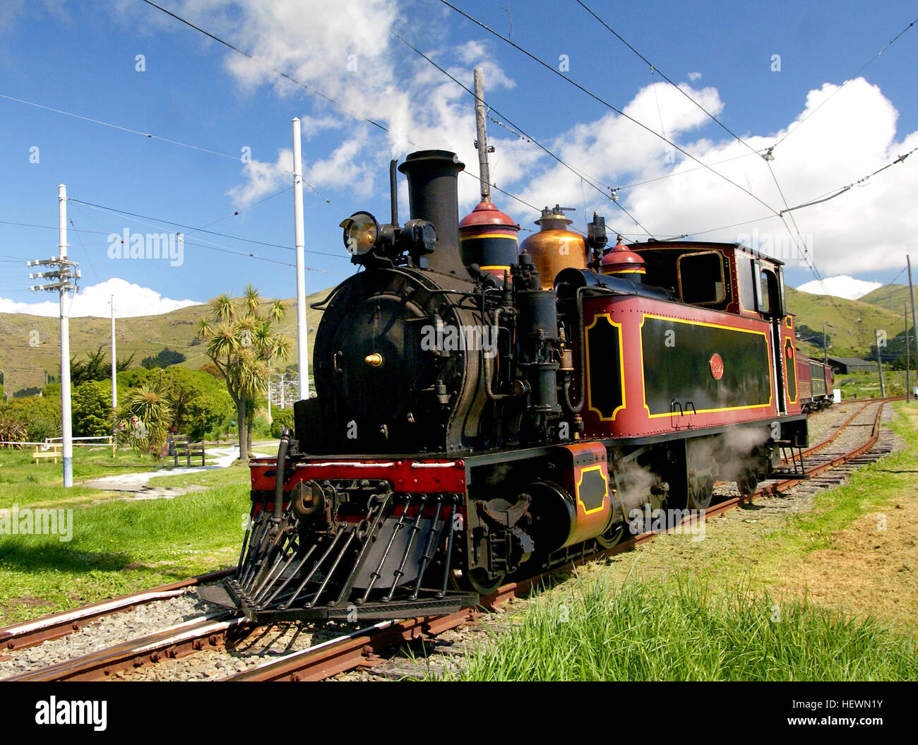La locomotiva a vapore W192, costruita nel 1889 dalle New Zealand Government Railways, fu la prima locomotiva costruita nei laboratori NZR di Addington. Il design della classe "W" è stato modificato per la successiva classe "Wa" e adattato per cingoli più pesanti con pendenze più ripide. Questo motore a serbatoio laterale è un pezzo chiave della storia ferroviaria della nuova Zelanda, ora conservato al Ferrymead Heritage Park di Christchurch. Foto Stock La locomotiva a vapore W192, costruita nel 1889 dalle New Zealand Government Railways, fu la prima locomotiva costruita nei laboratori NZR di Addington. Il design della classe "W" è stato modificato per la successiva classe "Wa" e adattato per cingoli più pesanti con pendenze più ripide. Questo motore a serbatoio laterale è un pezzo chiave della storia ferroviaria della nuova Zelanda, ora conservato al Ferrymead Heritage Park di Christchurch. Foto Stock