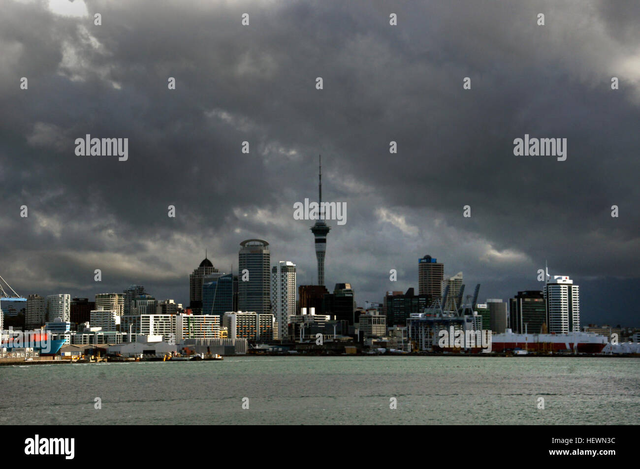 Una fotografia dello skyline della città di Auckland, scattata poco prima di una tempesta. Il cielo spettacolare con nuvole di tempesta enfatizza l'architettura moderna della città, fornendo un contrasto sorprendente tra natura e sviluppo urbano. Foto Stock
