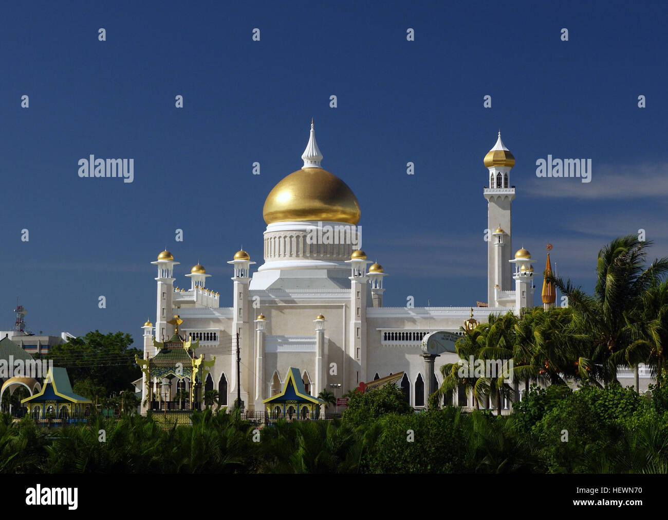 Questa fotografia mostra la splendida architettura islamica della Moschea del Sultano Omar Ali Saifuddin a Bandar seri Begawan, Brunei. La moschea è rinomata per il suo bellissimo minareto e il suo design suggestivo, che rappresenta il patrimonio islamico del Brunei. Foto Stock