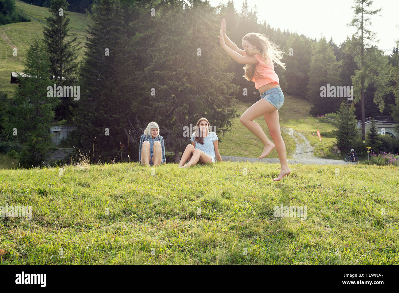 Giovane donna pronta a appoggiate in campo, Sattelbergalm, Tirolo, Austria Foto Stock