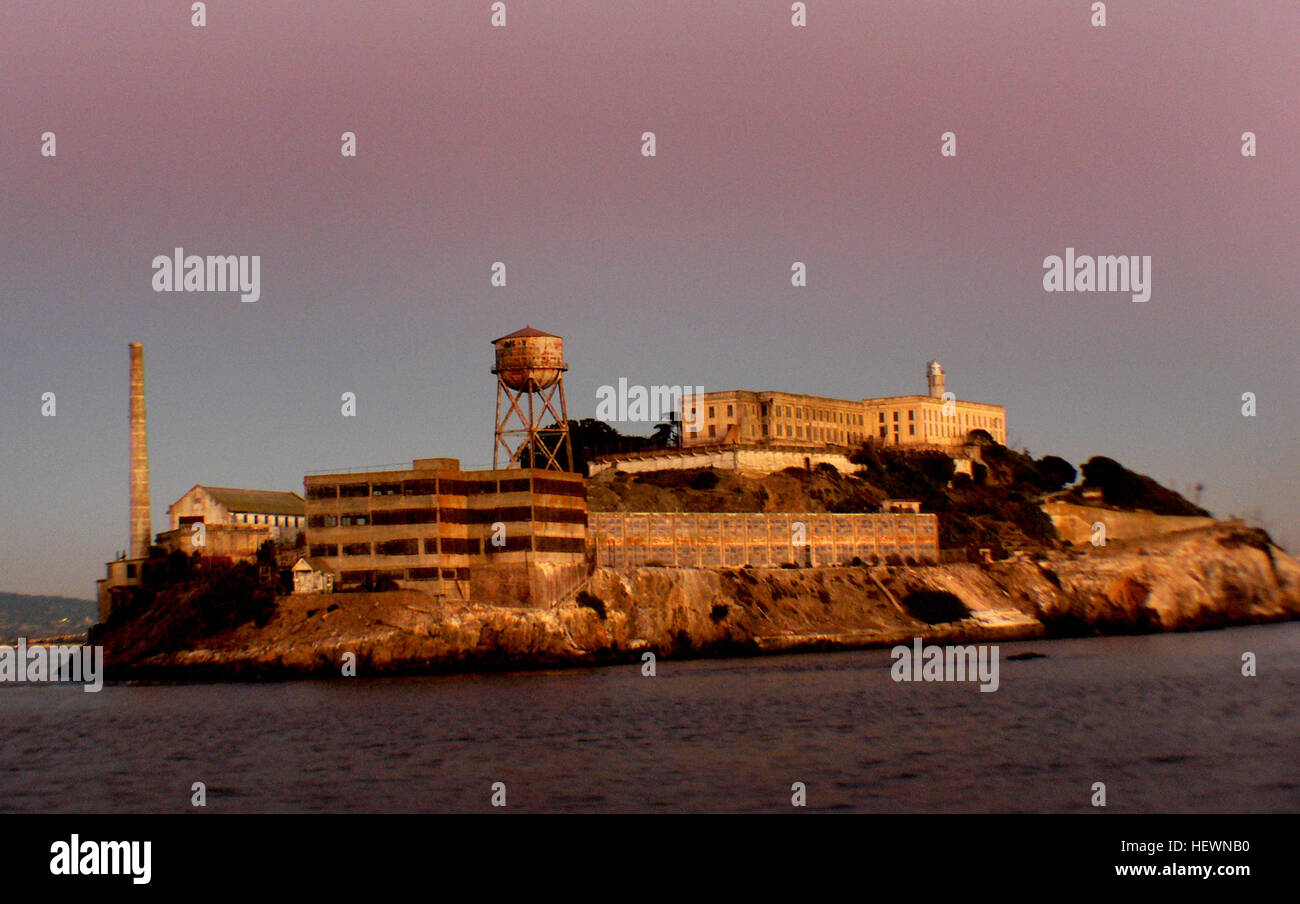 Isola di Alcatraz si trova nella Baia di San Francisco, 2,4 km dagli impianti offshore di San Francisco, California, Stati Uniti.[2] a cui spesso viene fatto riferimento come "roccia", la piccola isola è stata sviluppata con strutture per un faro, una fortificazione militare, un carcere militare (1868), e una prigione federale dal 1933 fino al 1963.[5] inizio nel novembre 1969, l'isola era occupato per più di 19 mesi da un gruppo di popolazioni aborigene da San Francisco che erano parte di un onda di attivismo nativa in tutta la nazione con proteste pubbliche attraverso gli anni settanta. In 1972, Alcatraz divenne un nationa Foto Stock