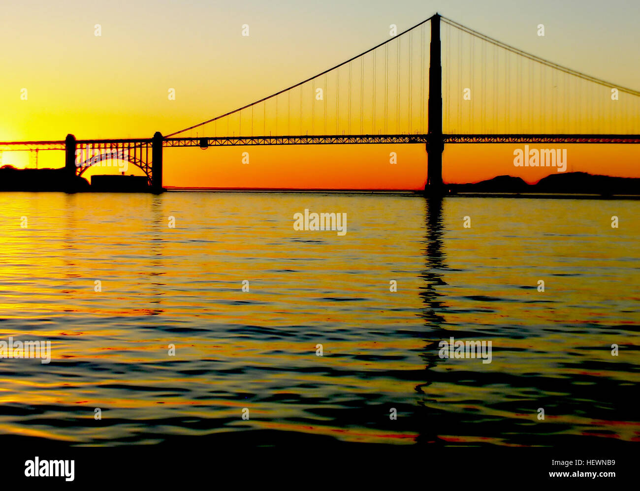 Il Golden Gate Bridge è un ponte sospeso che collega San Francisco alla contea di Marin. Si estende lungo lo stretto del Golden Gate ed è una struttura iconica conosciuta per il suo design Art Deco e il suo vibrante colore arancione. Foto Stock