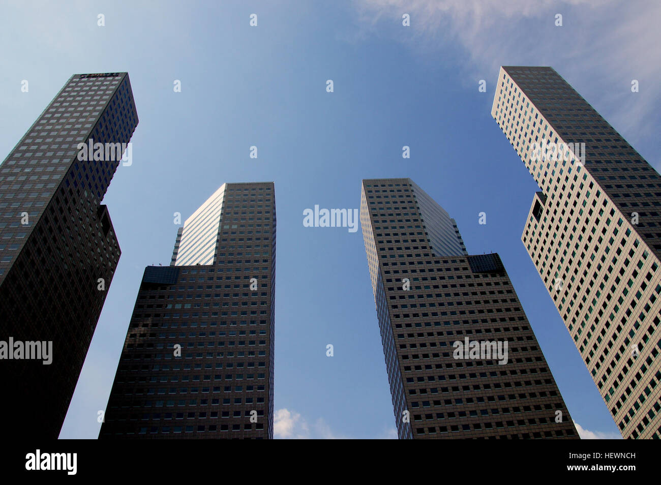 Il Suntec City Tower è un importante edificio commerciale situato al 9 di Temasek Boulevard a Singapore, noto per la sua architettura moderna e come centro per gli affari e lo shopping. Foto Stock