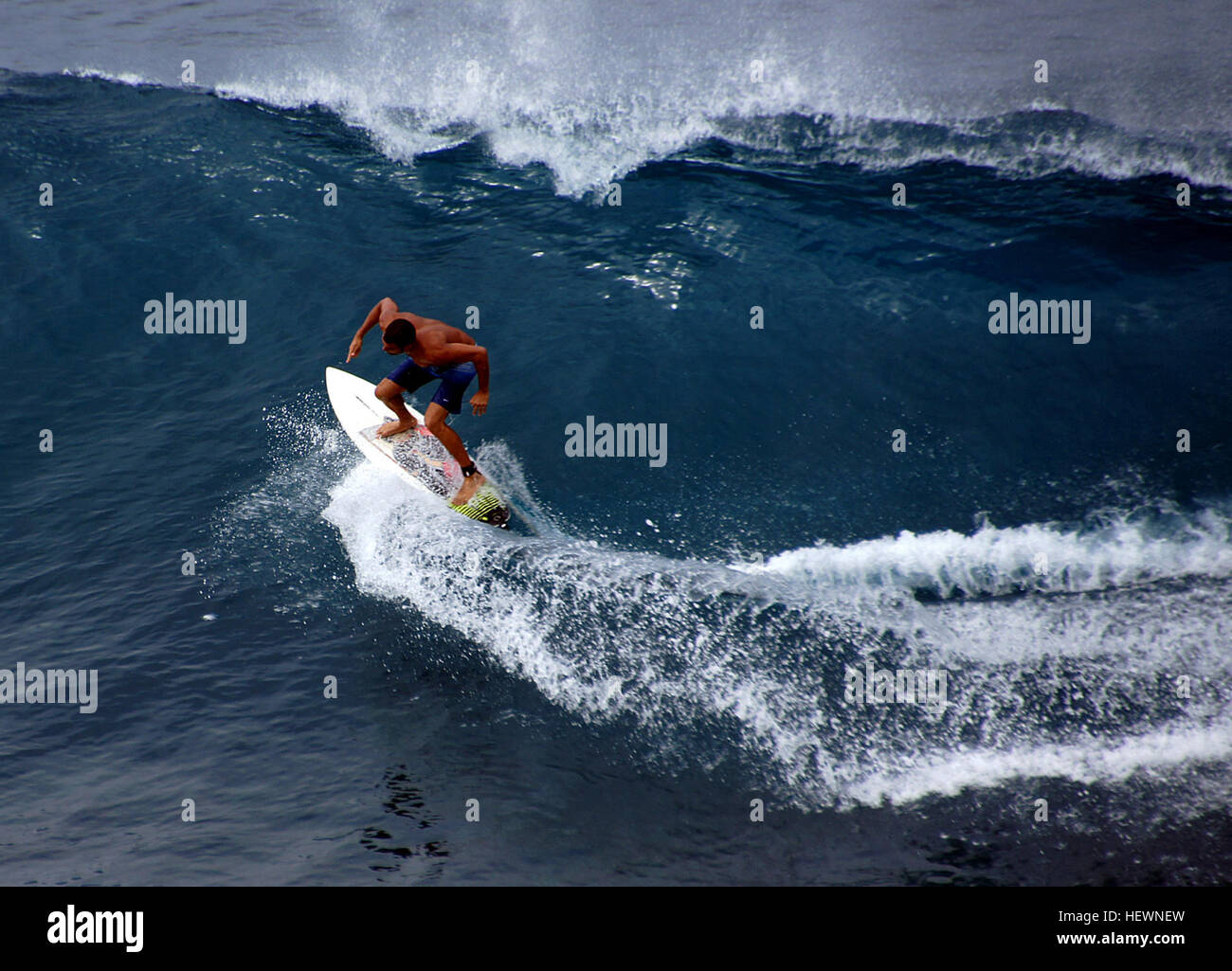 Tutti conoscono la maui surf - abbiamo visto tutti incredibili video dove pro surf big wave "Maui ganasce." Ma è quello di imparare a fare surf a Maui sicuro? Ci puoi scommettere! Chiunque può imparare surf in Maui. La navigazione è divertente, facile e grande esercizio per tutto il corpo e tutta la famiglia! Foto Stock
