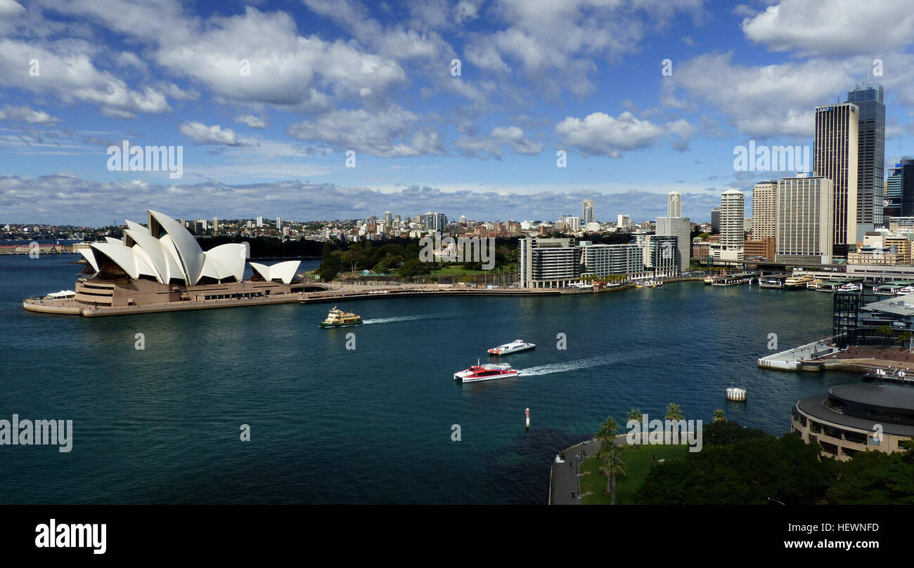Sydney, la capitale del nuovo Galles del Sud, è conosciuta per i suoi monumenti storici iconici come l'Opera House con il suo design a vela, Darling Harbour e Circular Quay. La città vanta anche l'Harbour Bridge, i Royal Botanic Gardens e lo Skywalk della Sydney Tower, che offre vedute panoramiche. Foto Stock