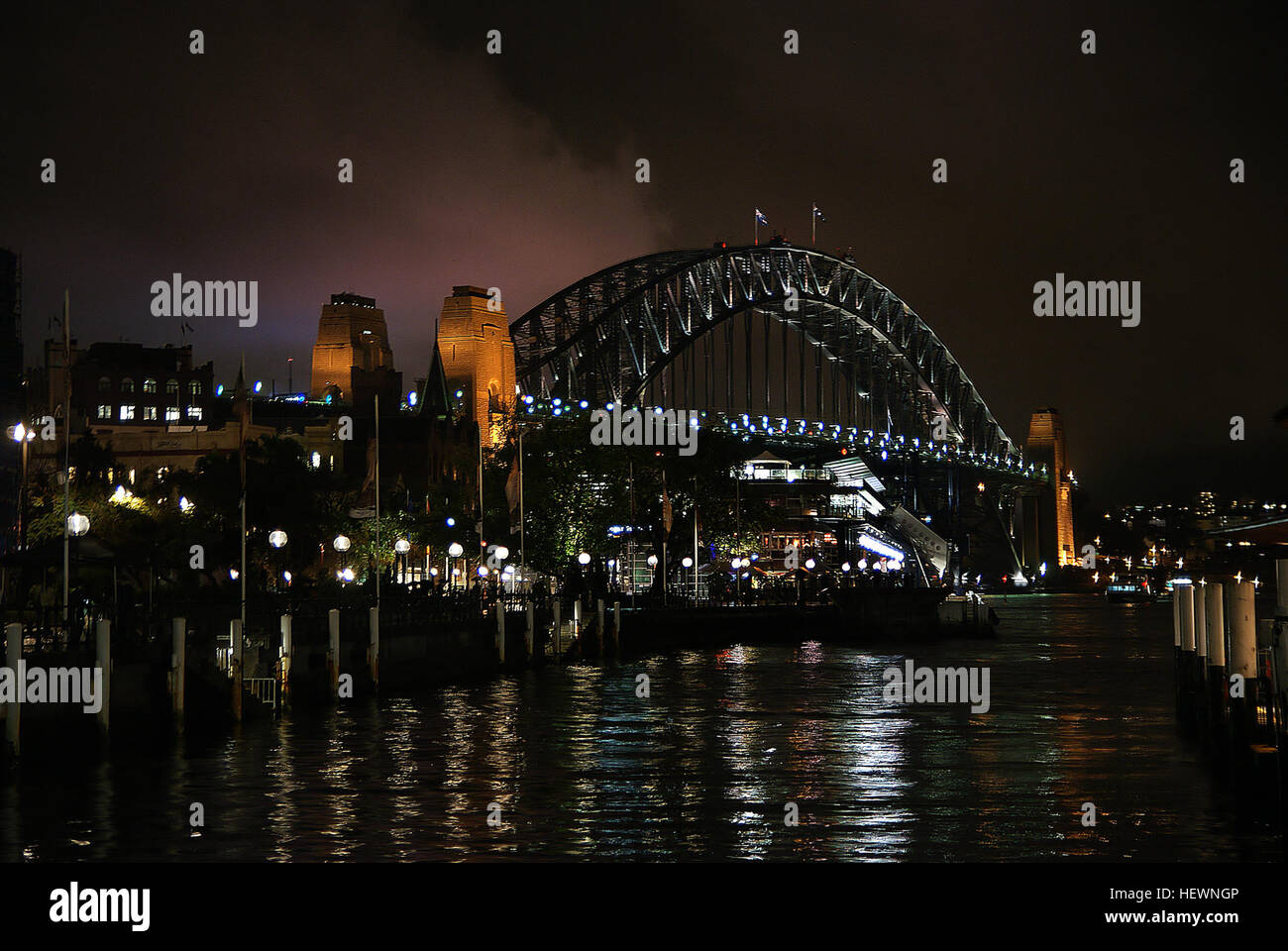 Una splendida immagine di Circular Quay con l'iconico Sydney Harbour Bridge sullo sfondo. Questa foto mostra uno dei punti di riferimento più riconoscibili dell'Australia, un importante simbolo culturale e storico di Sydney. Foto Stock