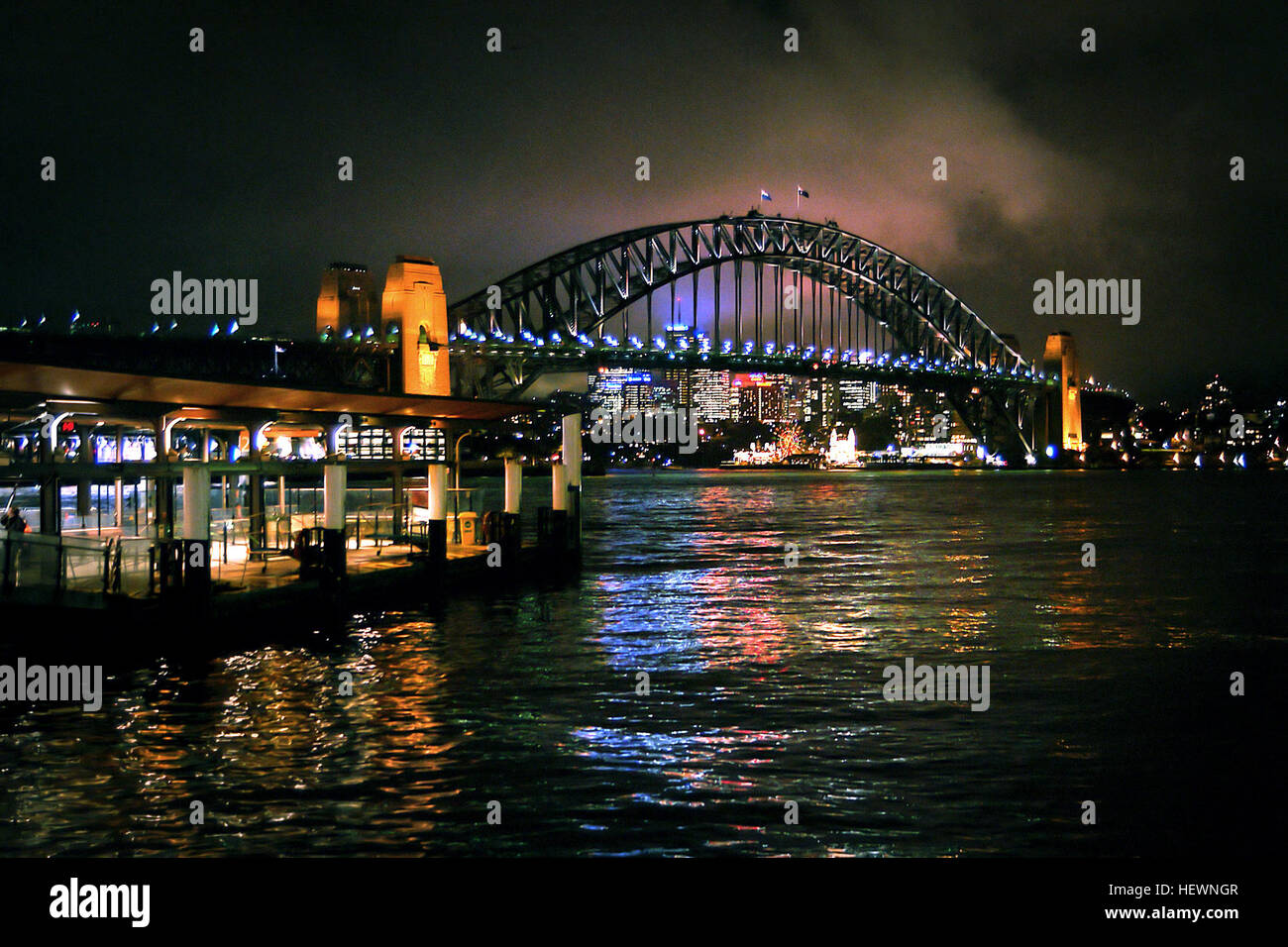 Il Sydney Harbour Bridge, il più grande ponte ad arco in acciaio del mondo, è un simbolo iconico dell'Australia. Si estende lungo il porto di Sydney, collegando il quartiere centrale degli affari della città ai sobborghi settentrionali, offrendo una splendida vista del porto. Foto Stock