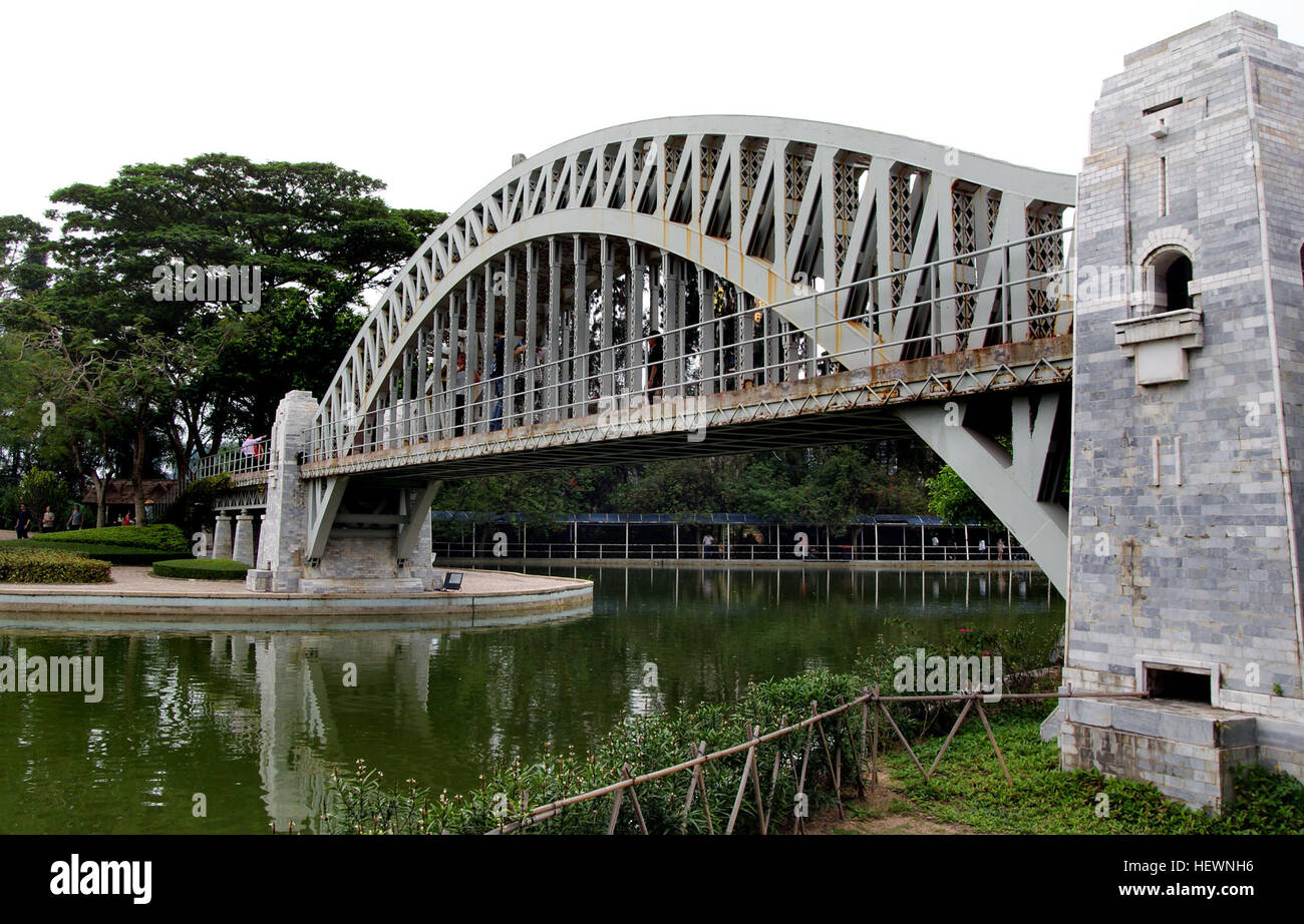 Shenzhen, una delle principali città del Guangdong, in Cina, è conosciuta per la sua rapida urbanizzazione e l'architettura moderna. Il quartiere Baoan rappresenta il cuore della città, con strade trafficate e infrastrutture in crescita. Foto Stock