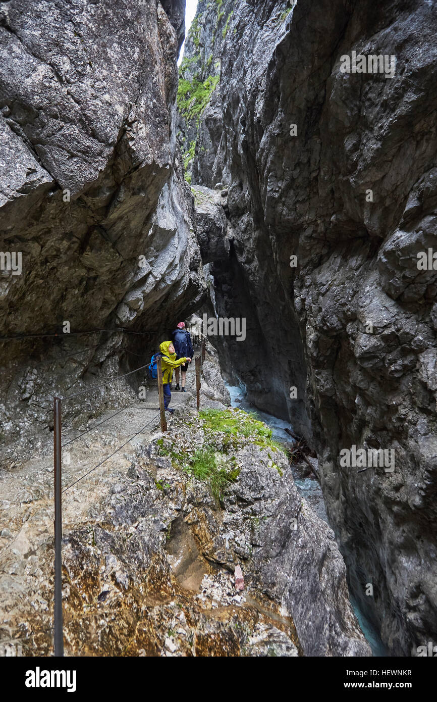 Madre e figlio del trekking lungo il percorso, Höllental, Zugspitze, Garmisch-Partenkirchen, Baviera, Germania Foto Stock