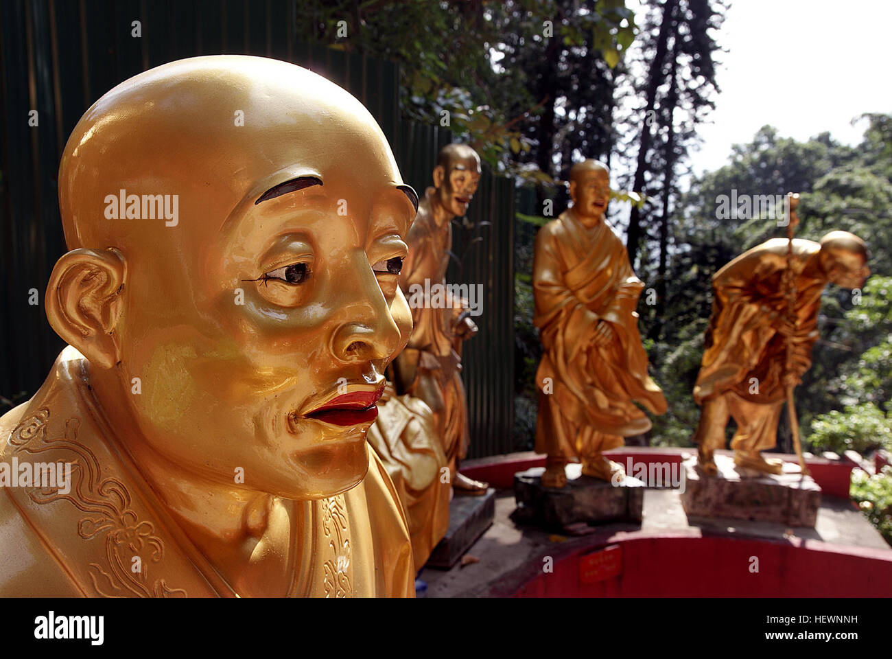 Il monastero dei diecimila Buddha a Sha Tin, Hong Kong, è un tempio buddista famoso per le sue migliaia di statue dorate di Buddha. Nonostante il suo nome, il monastero non è un luogo attivo di vita monastica, in quanto è gestito da laici. Rimane un sito culturale e spirituale significativo. Foto Stock