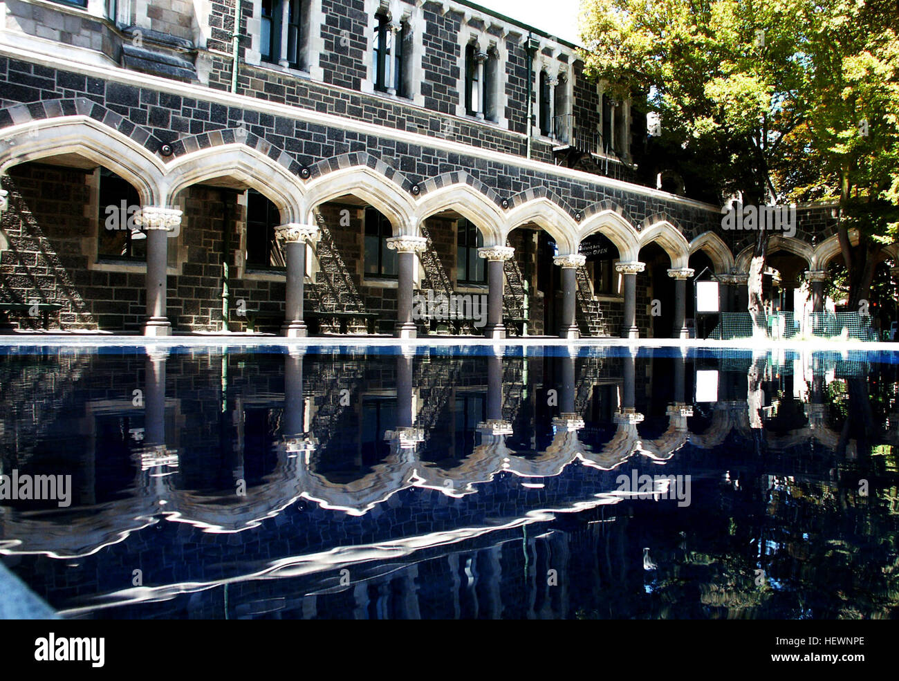 Il Christchurch Arts Centre in nuova Zelanda, situato in edifici neogotici progettati da Benjamin Mountfort, era un tempo un centro per le arti e l'artigianato. Dopo il terremoto del 2011, furono necessarie importanti riparazioni. E' un edificio storico di categoria i elencato dalla New Zealand Historic Places Trust. Foto Stock