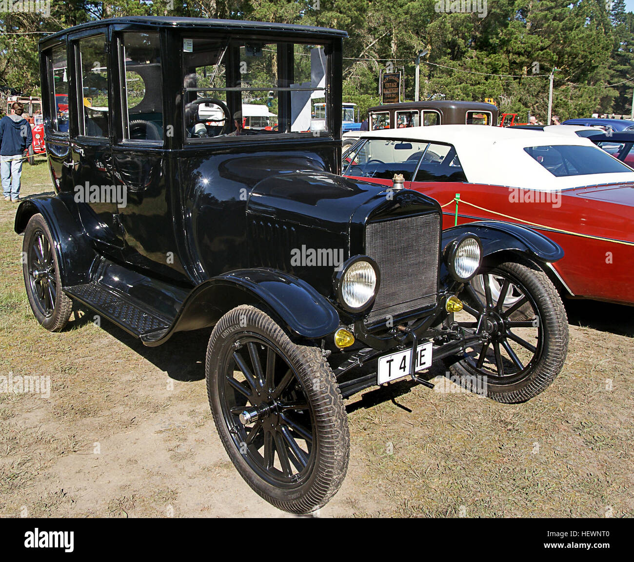 Una Ford Model T del 1919, raffigurata con la porta centrale, rappresenta i primi giorni della produzione automobilistica. La Model T è famosa per il suo impatto rivoluzionario sull'industria automobilistica, introducendo tecniche di produzione di massa e rendendo le auto accessibili al pubblico. Foto Stock