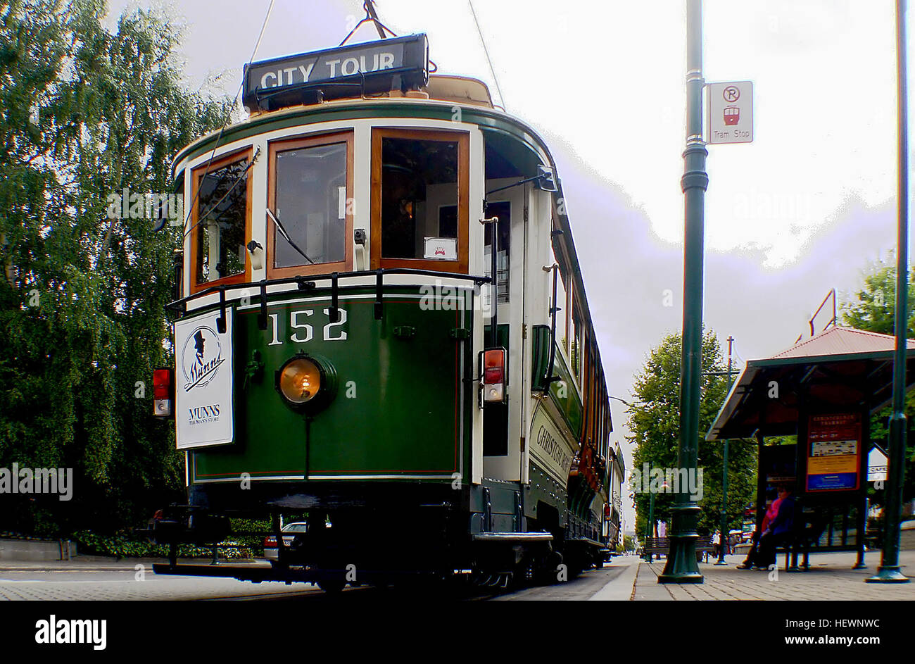 Una fotografia cattura il sistema della metropolitana leggera di Christchurch, nuova Zelanda, mostrando la moderna rete tranviaria della città. Il sistema dei tram svolge un ruolo importante nel trasporto urbano, fornendo opzioni di transito ecologiche ed efficienti all'interno della città. Foto Stock
