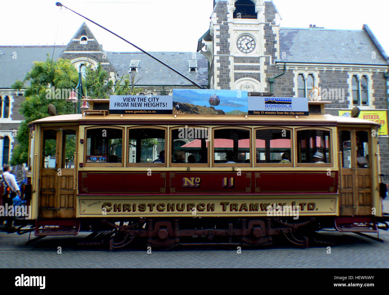 Una fotografia che cattura tram e tram che operano sul sistema della metropolitana leggera di Christchurch in nuova Zelanda. L’immagine mette in evidenza le infrastrutture di trasporto urbano e il ruolo della ferrovia leggera nel sistema di trasporto pubblico della città. Christchurch ha incorporato moderni tram come parte delle sue opzioni di trasporto per migliorare l'accessibilità e ridurre la congestione del traffico. Foto Stock
