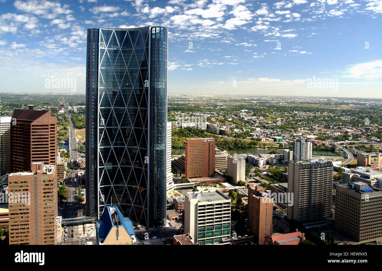 Il Bow Building di Calgary, Alberta, è un grattacielo di 58 piani completato nel 2012. Ospita le principali sedi aziendali ed è conosciuta per il suo design unico, tra cui il più grande parkade di Calgary. L'edificio è caratterizzato da un'architettura all'avanguardia e da una tecnologia sostenibile. Foto Stock