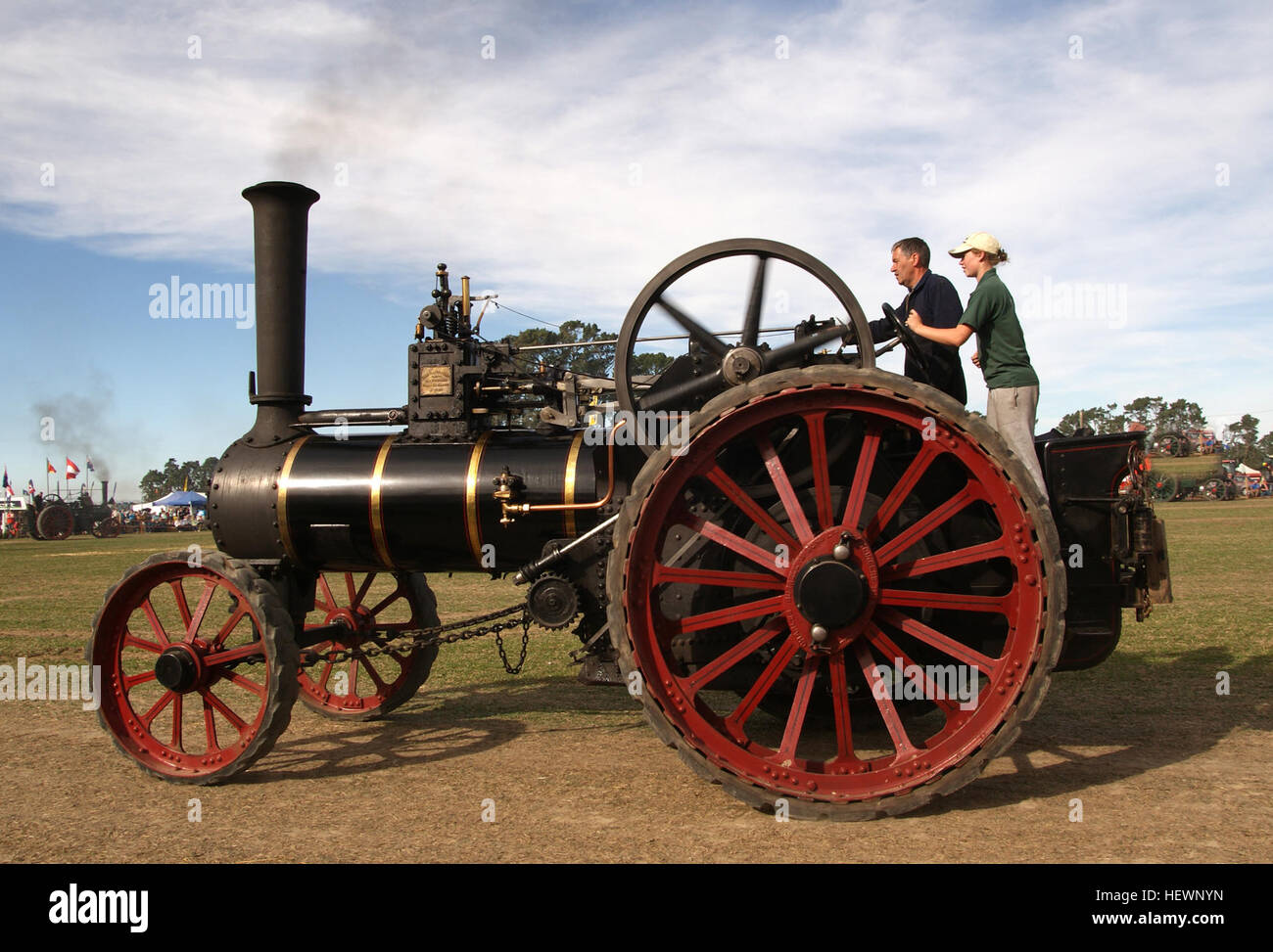 Questa fotografia cattura un motore di trazione Burrell, un veicolo a vapore utilizzato storicamente in agricoltura e attività industriali. Il motore, mostrato in occasione di un rally di macchinari d'epoca, rappresenta un pezzo chiave della storia dell'agricoltura. I motori di trazione come questi erano vitali nel lavoro agricolo prima dell'avvento delle moderne macchine, mostrando l'evoluzione della tecnologia agricola. Foto Stock