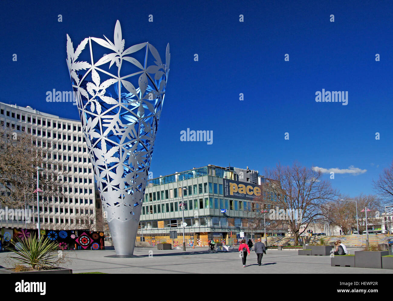 *The Chalice* è una monumentale scultura pubblica a Christchurch, nuova Zelanda, progettata da Neil Dawson. La sua forma, ispirata alla guglia della Cattedrale di Christchurch, si erge a 18 metri di altezza ed è una rappresentazione iconica del paesaggio artistico della città. Foto Stock