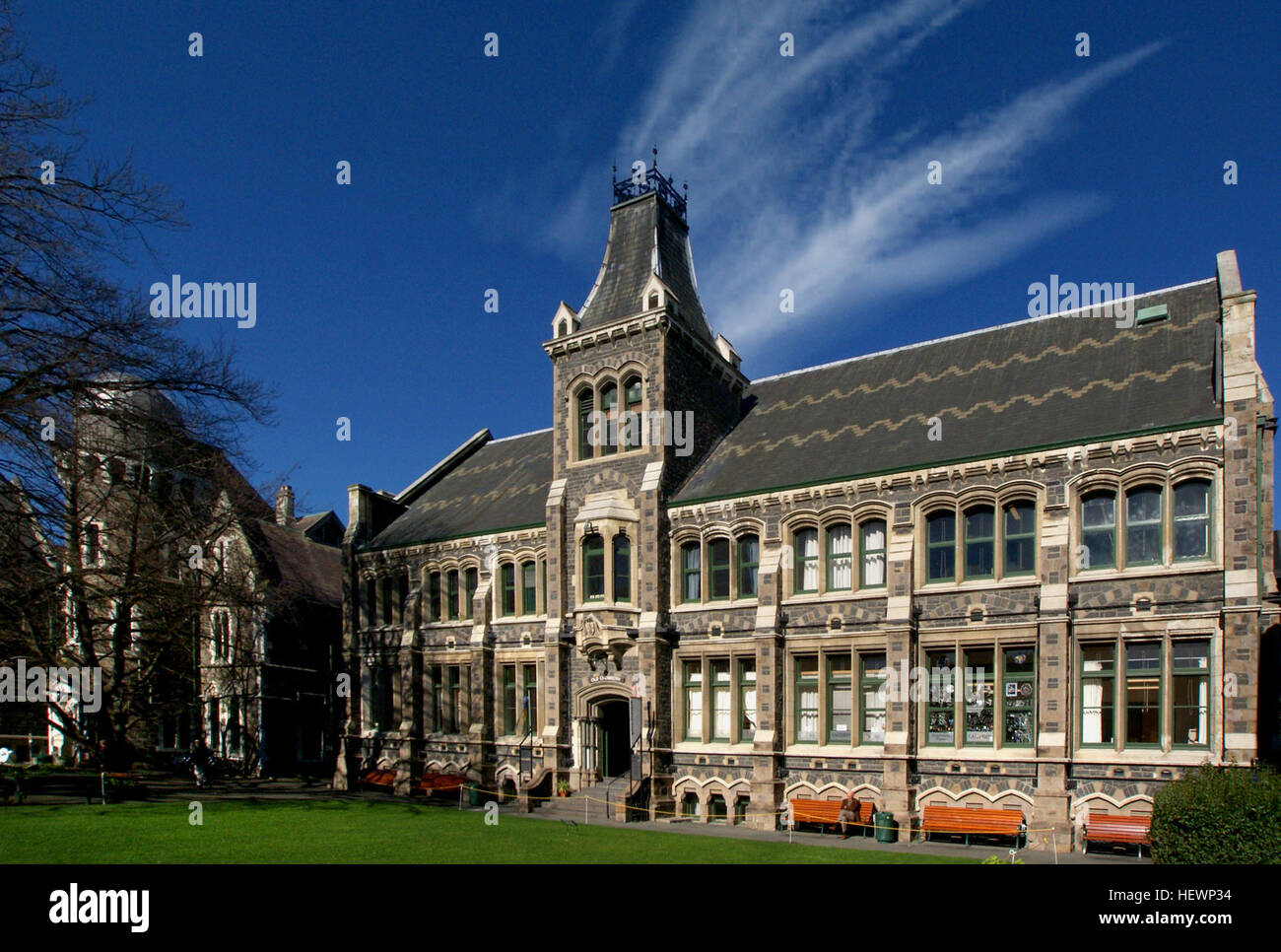 Il Christchurch Arts Centre, situato nell'ex edificio neogotico dell'Università di Canterbury, è un centro culturale per le arti, l'artigianato e il divertimento. Progettato da Benjamin Mountfort, il centro è diventato un punto di riferimento significativo a Christchurch, nuova Zelanda. Foto Stock
