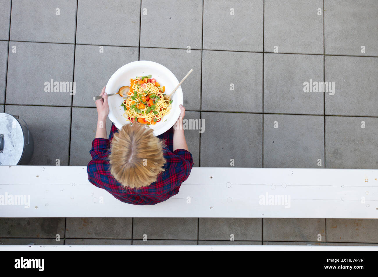 Vista aerea della donna azienda ciotola di pasta Foto Stock