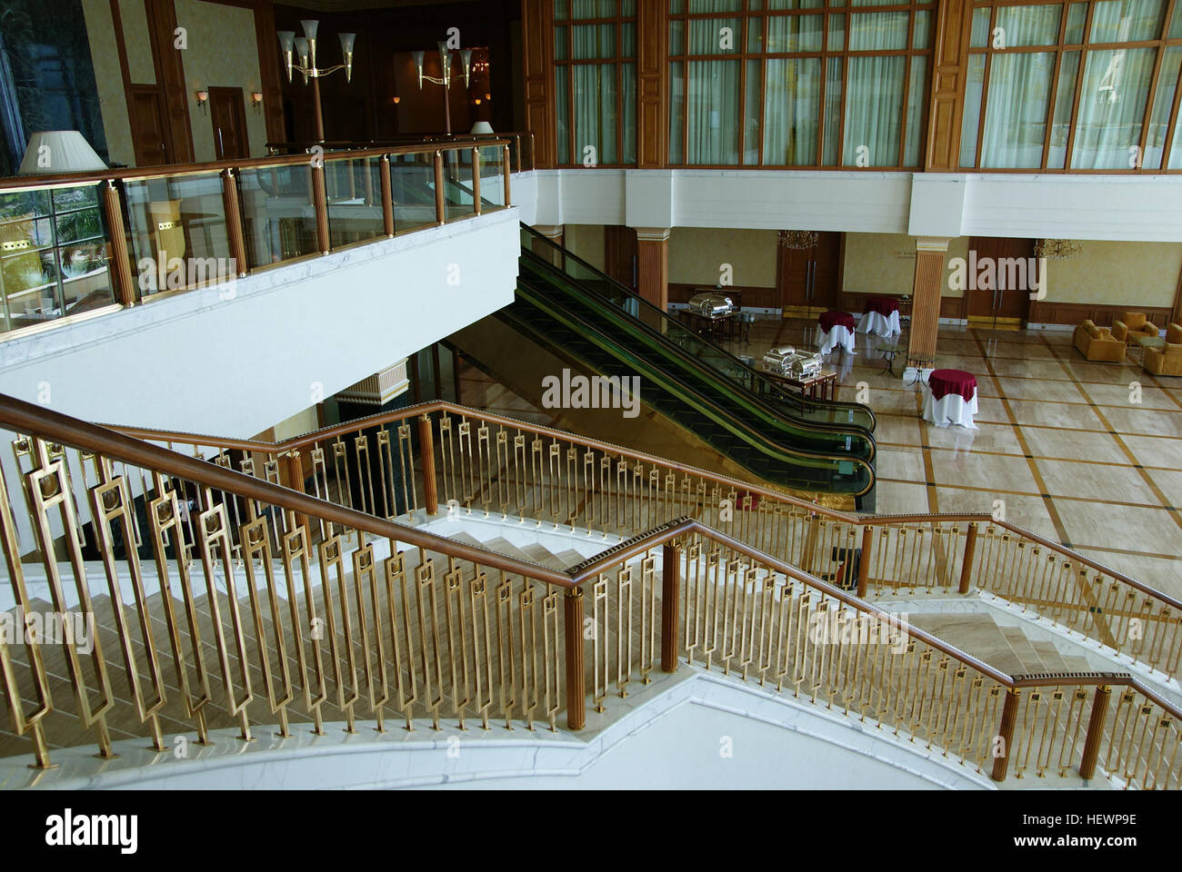 L'Empire Hotel and Country Club, situato vicino alle foreste pluviali più antiche del mondo nel Borneo, è un resort di lusso che offre spiagge di classe mondiale, golf ed esperienze spa. Combina bellezza naturale e ospitalità moderna. Foto Stock