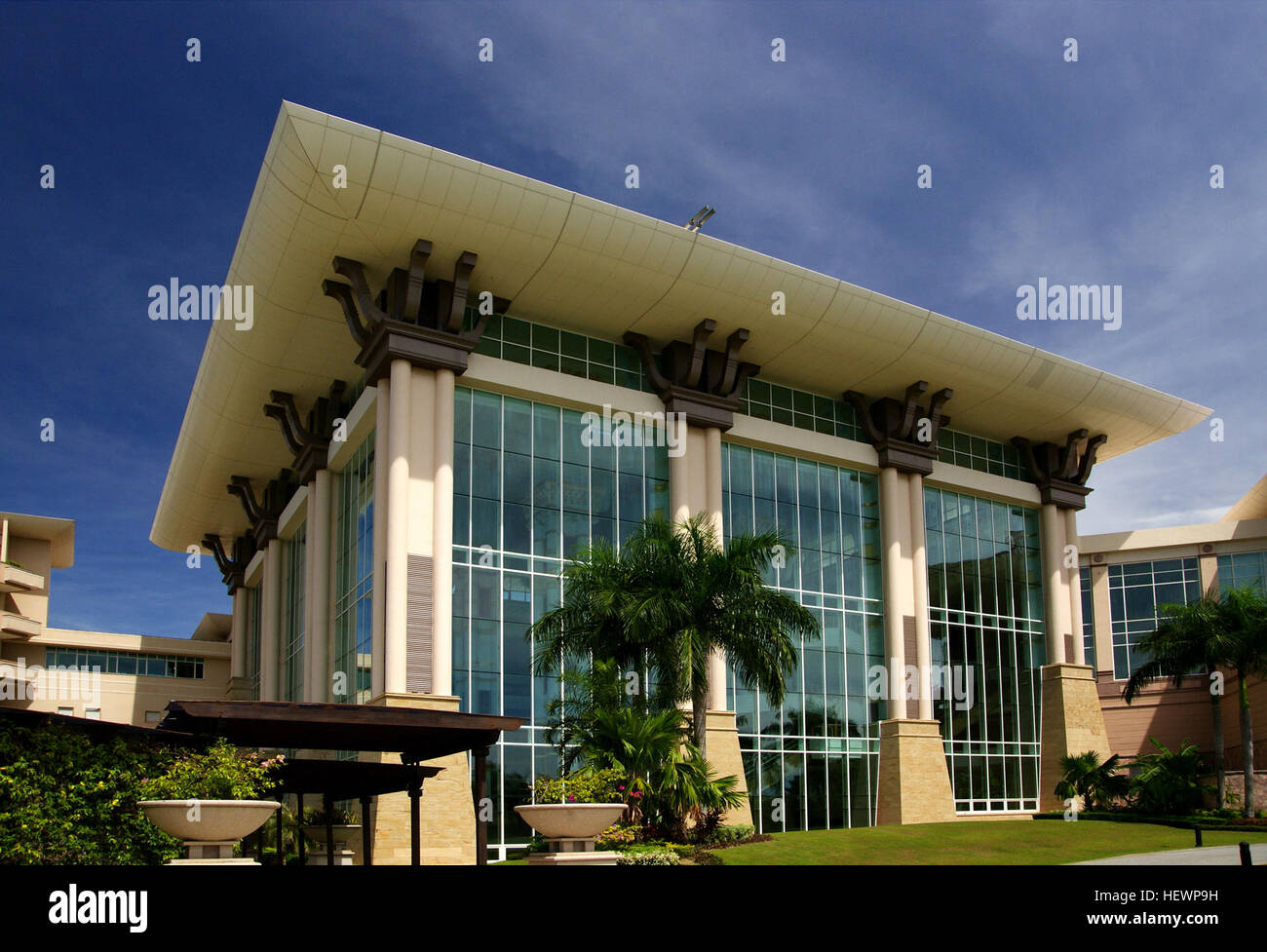 L'Empire Hotel & Country Club, situato presso il Mar Cinese meridionale nel Brunei, è un lussuoso resort conosciuto per i suoi campi da golf di classe mondiale, le strutture per riunioni e la spa. Membro di WORLDHOTELS, ha ottenuto numerosi premi prestigiosi. Il resort offre un ambiente eccezionale per il relax e lo svago nella regione Asia-Pacifico, attirando sia viaggiatori d'affari che turisti. Foto Stock