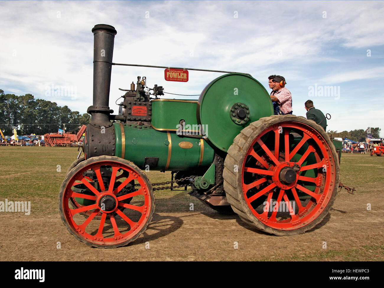 Questa fotografia mostra un motore di trazione Fowler alimentato a vapore durante un rally, catturando il significato storico e meccanico dei motori a vapore nella storia agricola. Foto Stock