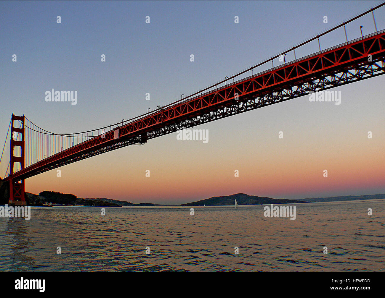 Il Golden Gate Bridge, completato nel 1937, è un iconico ponte sospeso che attraversa lo stretto del Golden Gate, collegando San Francisco alla contea di Marin. Rimane uno dei punti di riferimento più fotografati al mondo. Foto Stock