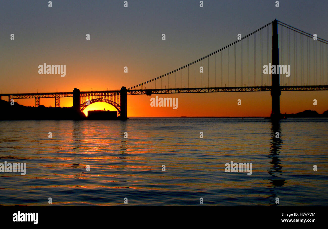 Una fotografia dell'iconico Golden Gate Bridge di San Francisco, che cattura il suo incredibile design Art Deco e il suo ruolo di simbolo della città. Il ponte, completato nel 1937, è rinomato per la sua presenza torreggiante e il suo caratteristico colore rosso, che è diventato sinonimo di San Francisco. Foto Stock