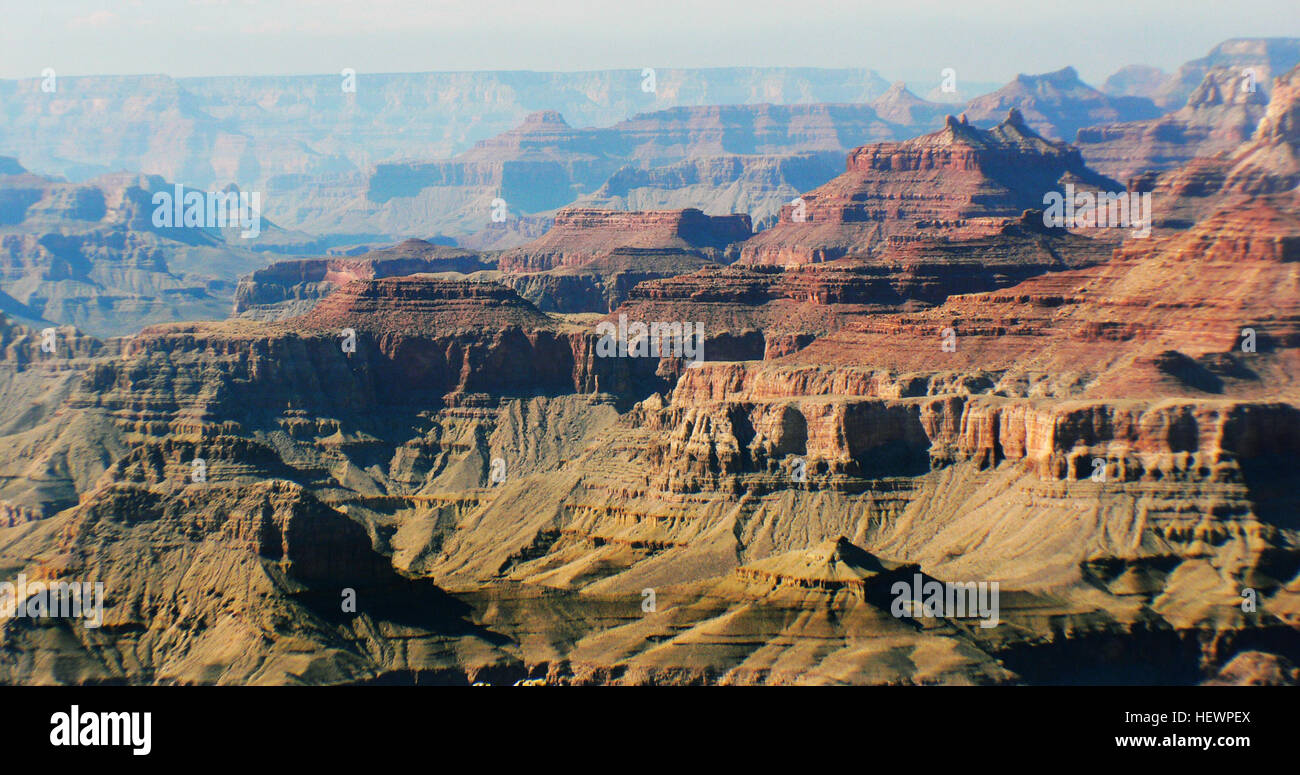 Questa fotografia, scattata con una fotocamera a ponte, mostra l'iconico Grand Canyon in Arizona. L'immagine cattura la grandezza e la vastità del canyon, sottolineando la bellezza naturale e le caratteristiche geologiche di uno dei monumenti più famosi degli Stati Uniti. Foto Stock