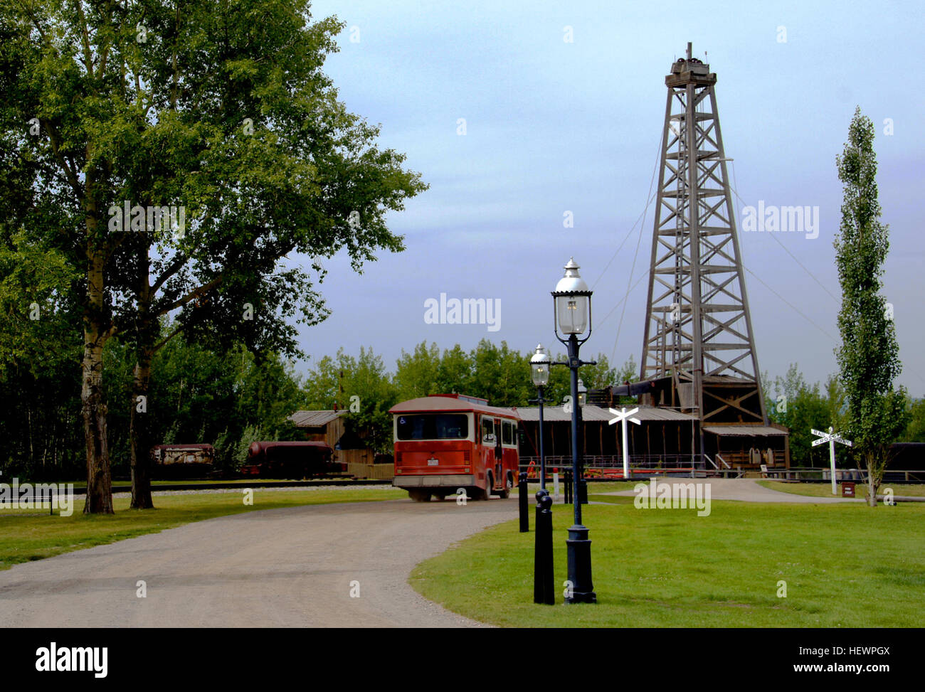 Questa fotografia mostra l'Heritage Park di Calgary, Alberta, Canada, un villaggio storico che include mostre sui primi mezzi di trasporto come carrozze trainate da cavalli, vecchi autobus e auto d'epoca. Il parco offre uno sguardo sul passato di Calgary e offre ai visitatori un'esperienza turistica storica. Foto Stock