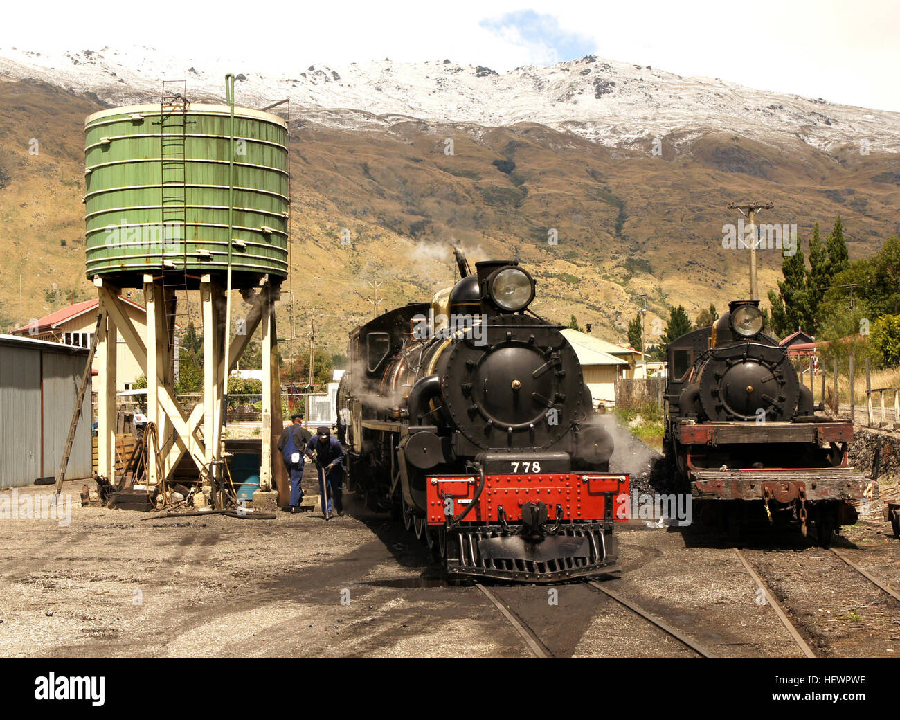 Questa immagine, probabilmente tratta da una raccolta di fotografie relative alle ferrovie, raffigura i cantieri ferroviari, mostrando l'infrastruttura e la logistica del sistema ferroviario. La fotografia offre informazioni sul funzionamento delle stazioni ferroviarie e dei cantieri durante l'era industriale. Foto Stock