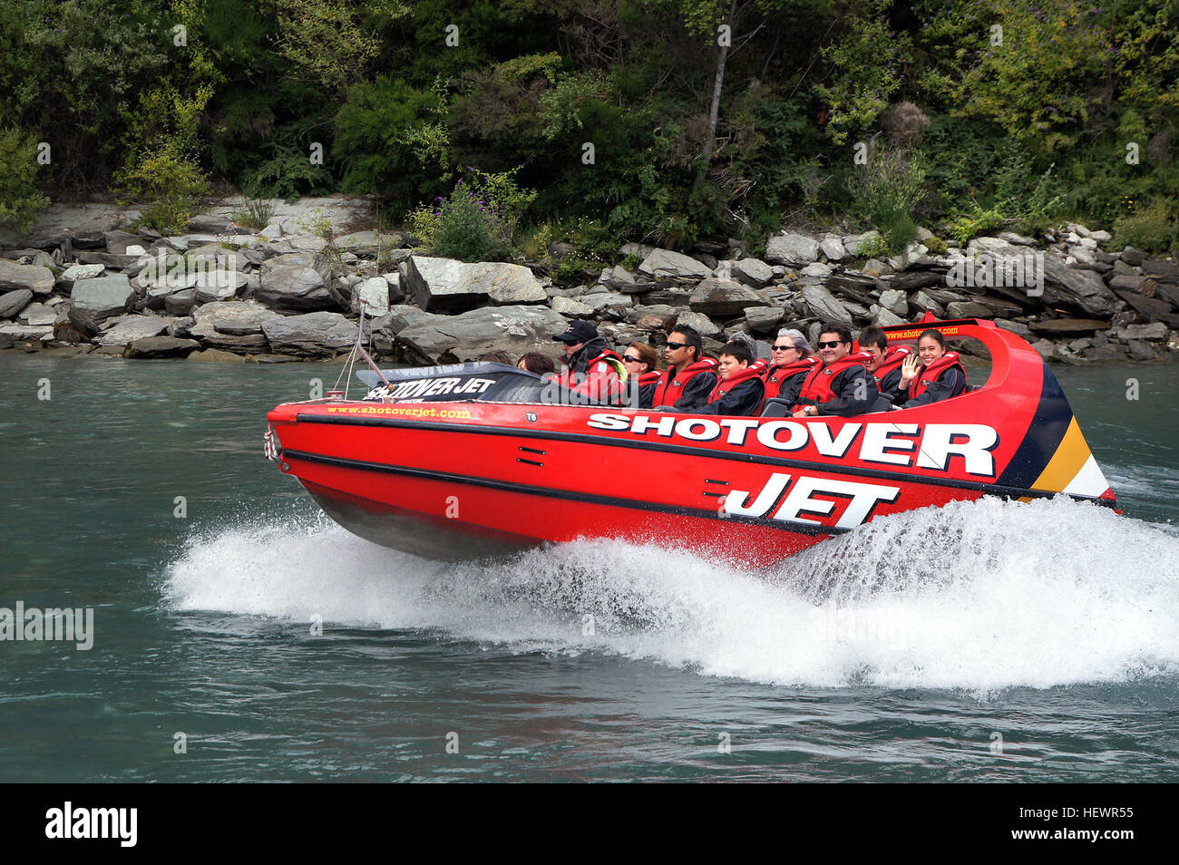 Un idrogetto è una barca sospinta da un getto di acqua espulsa dal retro del mestiere. A differenza di un powerboat o motoscafo che utilizza un propulsore in acqua al di sotto o dietro la barca, un idrogetto preleva l'acqua da sotto la barca in una pompa all'interno dell'imbarcazione, quindi la espelle attraverso un ugello a poppa. Jetboats erano originariamente progettato da Sir William Hamilton (chi ha sviluppato un idrogetto nel 1954) per il funzionamento in torrenti e fiumi poco profondi della Nuova Zelanda, specificamente per superare il problema delle eliche che colpisce le rocce in tali acque Foto Stock