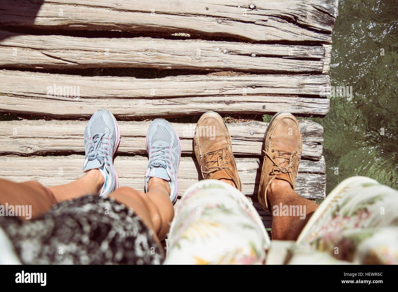 Punto di vista personale di coppie piedi in piedi sul ponte di legno, il Parco Nazionale dei Laghi di Plitvice, Croazia Foto Stock