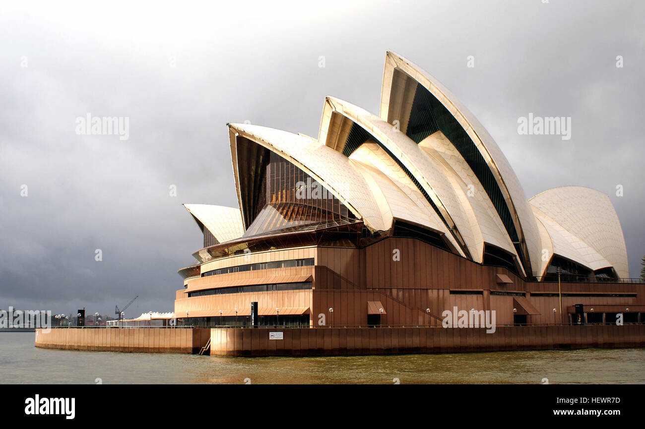 La Sydney Opera House è l'Australia più riconoscibile edificio e rappresenta un'icona dell'Australia creativi e realizzazione tecnica. Poiché il suo completamento nel 1973 ha attirato l'attenzione di fama mondiale per la sua progettazione e costruzione, potenziata dalla sua posizione su Bennelong Point entro un superbo porto impostazione. Foto Stock