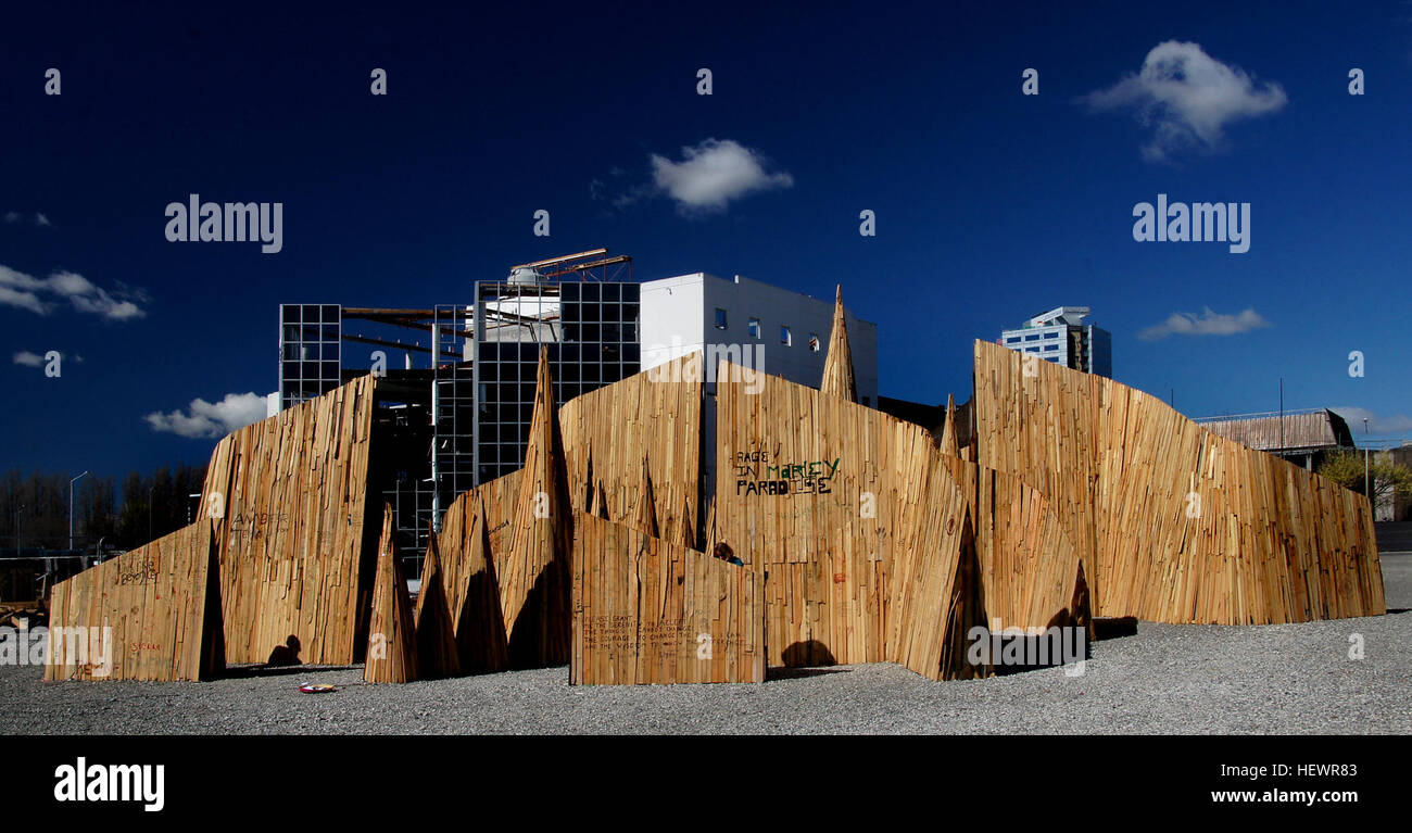 L'installazione artistica "Temple Set to Burn" a Christchurch è un progetto guidato dalla comunità, progettato come tributo al terremoto del 2011. Costruita da volontari, questa struttura temporanea verrà incendiata il 21 settembre presso l'ippodromo di Motukarara. L'installazione, che misura 40 m per 25 m e 6,3 m di altezza, riflette la grandezza del terremoto e simboleggia la resilienza e la guarigione della comunità. Foto Stock