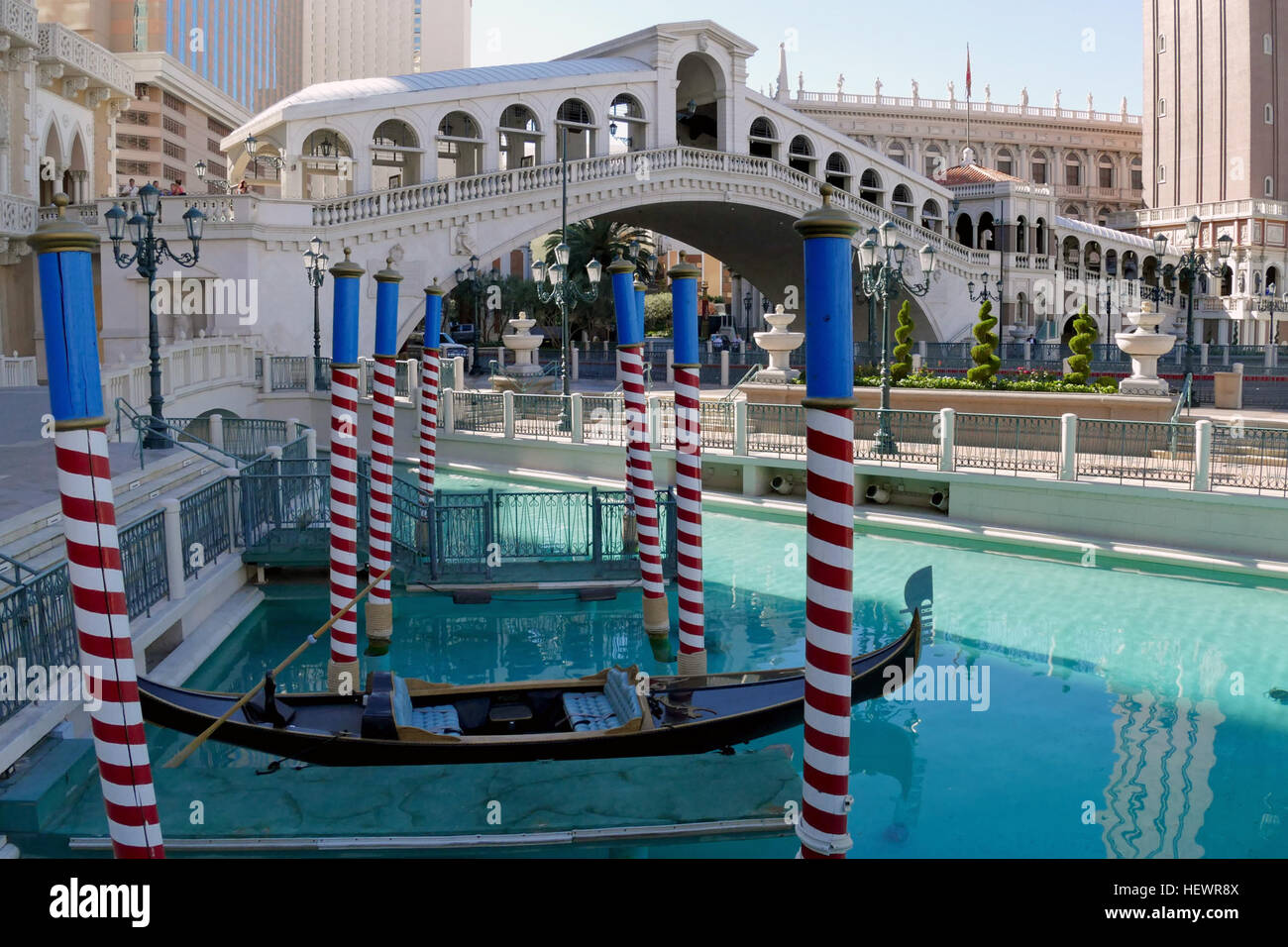 Il resort veneziano a Las Vegas cattura l'essenza di Venezia, Italia, con giri in gondola, cucina italiana e divertimento di famosi monumenti veneziani come il Ponte di Rialto. L'hotel offre sistemazioni di lusso e una varietà di attrazioni che evocano lo spirito dell'Italia. Foto Stock