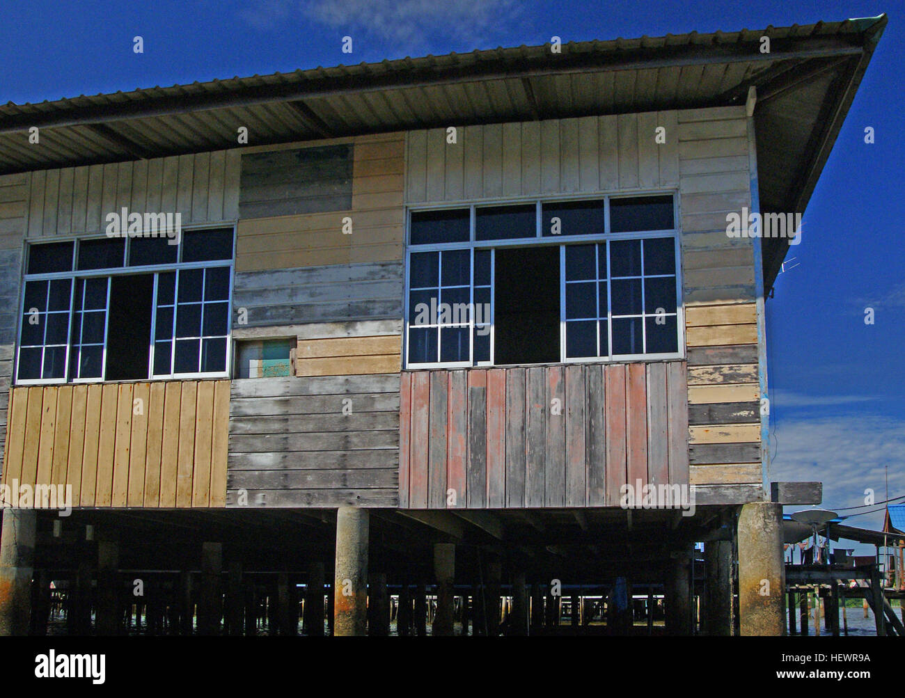 Questa immagine cattura una vista di Kampong Ayer, il villaggio acquatico del Brunei, che mostra le tradizionali case in legno costruite su palafitte sull'acqua. La fotografia mette in evidenza i taxi d'acqua utilizzati per il trasporto nel villaggio, offrendo uno sguardo sulla vita quotidiana di questa comunità unica. Foto Stock