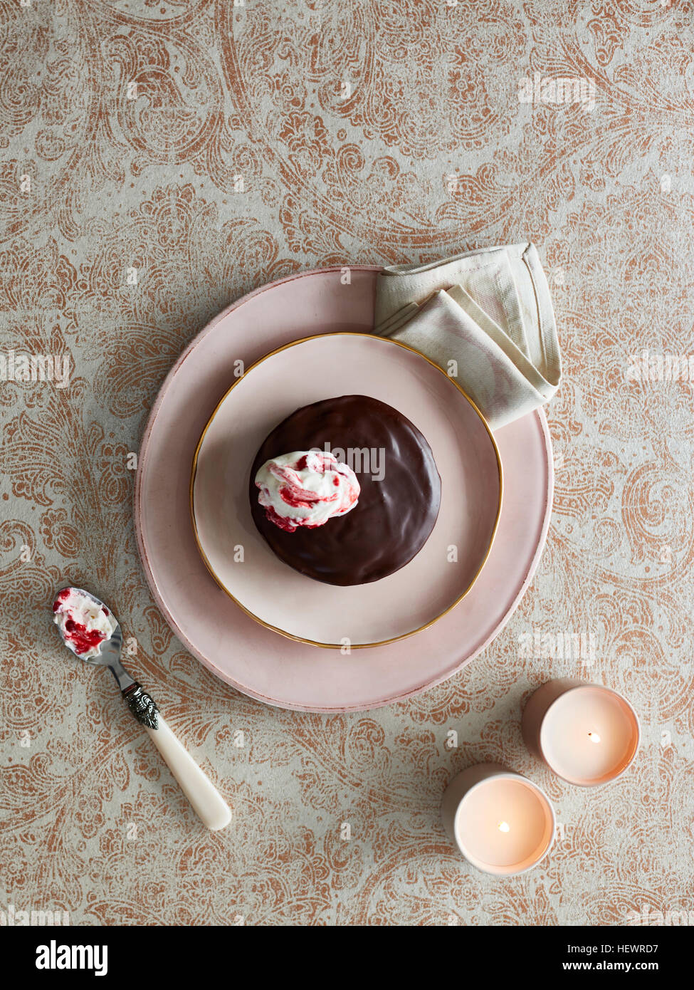 Budino di cioccolato con ciuffo di panna Foto Stock