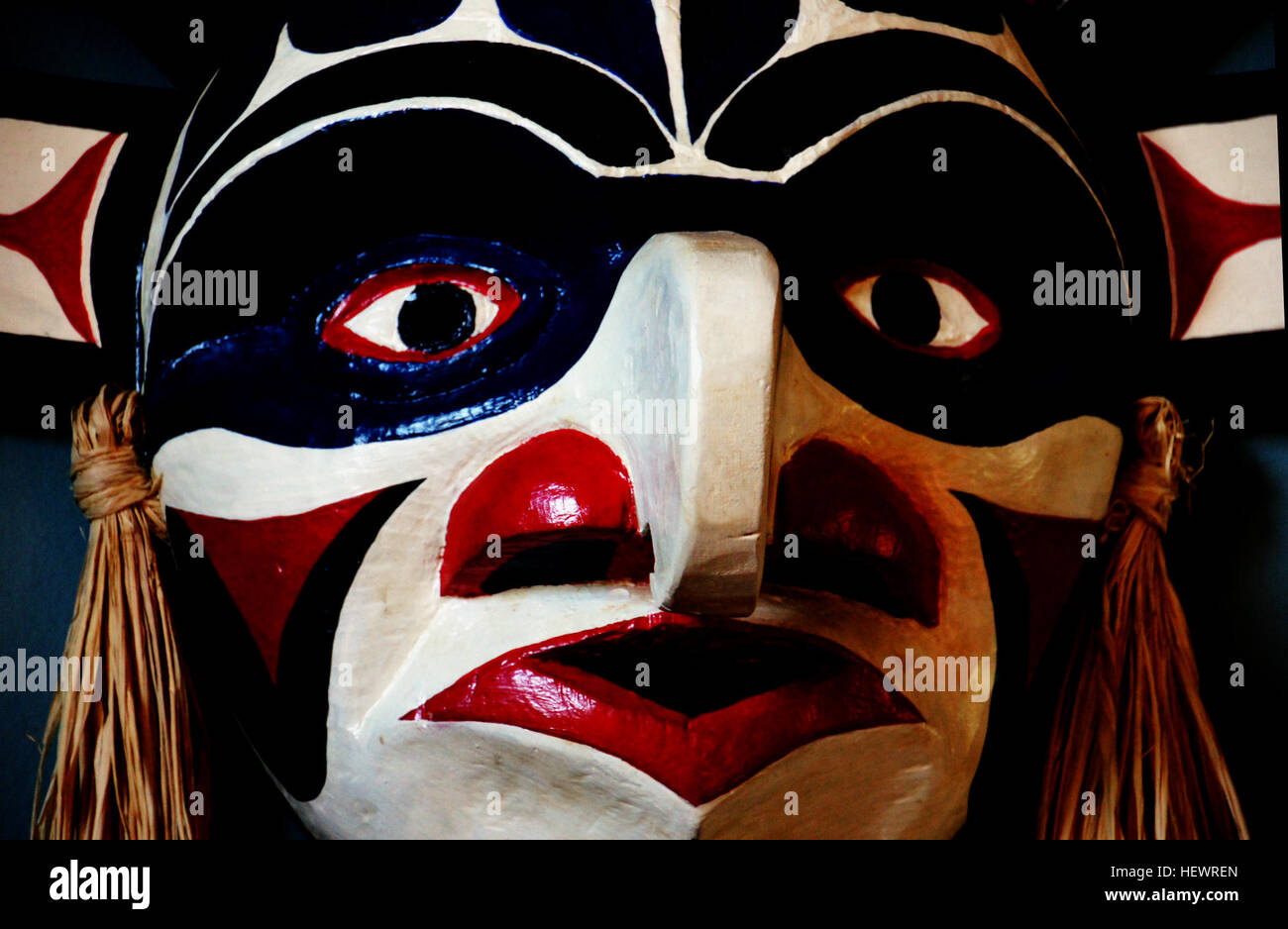 Questa collezione di fotografie mette in risalto l'arte dei nativi americani dall'Alaska e dal Canada, concentrandosi su sculture in legno, maschere e pali totemici. Le immagini mostrano l'intricata maestria artigianale e il significato culturale di queste forme d'arte indigene. Foto Stock