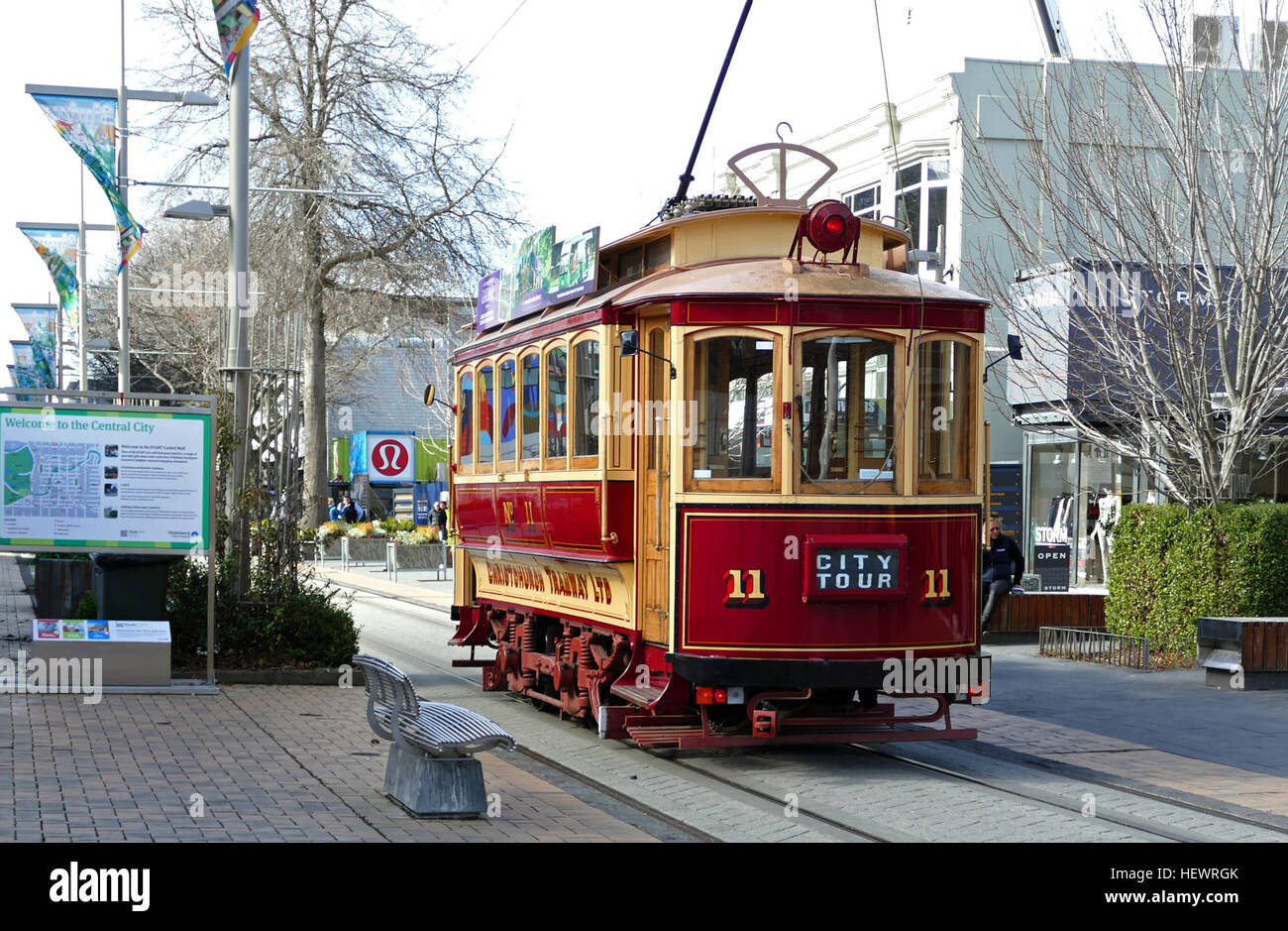 Il tram 11, noto come "Boxcar", era un tram da 28 posti costruito a Philadelphia. Ha servito Dunedin per decenni prima di essere restaurato a Christchurch negli anni '1990 L'esclusiva disposizione dei posti a sedere del tram corre lungo la sua lunghezza, differenziandola dal design moderno. Foto Stock