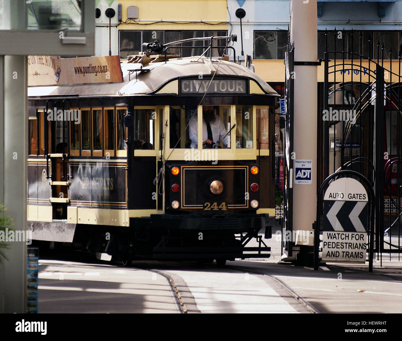 Una fotografia cattura il sistema ferroviario leggero di Christchurch, nuova Zelanda, mettendo in evidenza i tram e i tram utilizzati nella rete di trasporto pubblico della città. L'immagine mostra l'integrazione del transito moderno con l'ambiente urbano. Foto Stock
