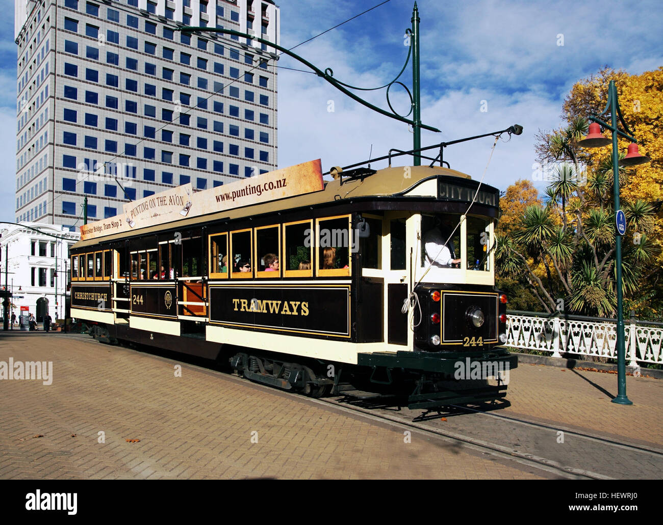 Questa fotografia mostra il sistema della metropolitana leggera di Christchurch, sottolineando i tram e i tram che erano parte integrante del trasporto pubblico della città in nuova Zelanda. L'immagine riflette sia l'ambiente urbano che lo sviluppo storico dei sistemi di transito. Foto Stock