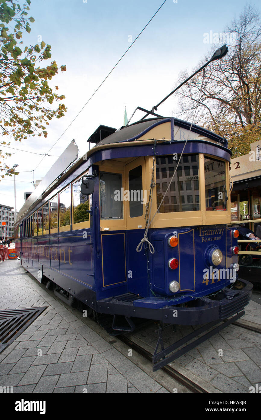 Il tram 411: "tramvia Ristorante" Un altro W2 come il tram 244, il ristorante il Tram è venuto anche a noi da Melbourne. Ora dotato di dodici tavole, cucina e bagno e con una piena licenza di liquori, sedi 36. Si parte dalla piazza del Duomo fermata 7.30 ogni notte e offre una deliziosa cucina di Canterbury in un' atmosfera veramente unica. Foto Stock