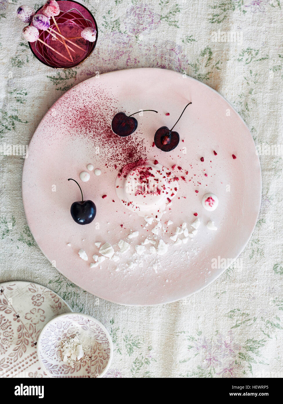 La Nouvelle cuisine dessert con le ciliegie Foto Stock