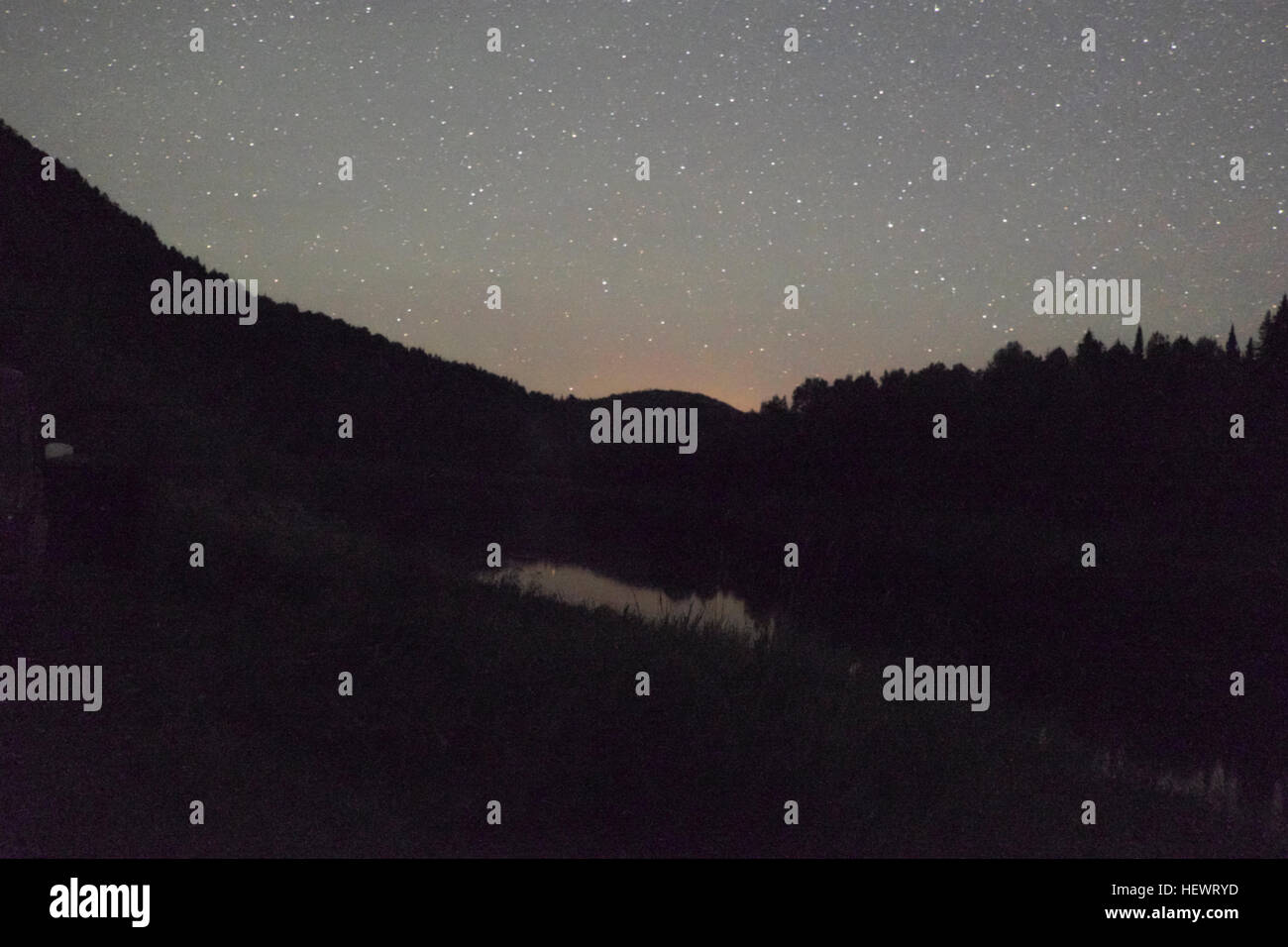 Cielo stellato sopra la silhouette di montagne, Ural, Russia Foto Stock