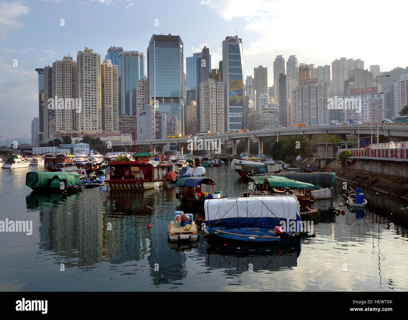 Il Causeway Bay Typhoon Shelter, situato a Hong Kong, è stato il primo rifugio di questo tipo nella regione. Situato tra l'isola di Kellett e l'Island Eastern Corridor, funge da rifugio sicuro per le navi durante i tifoni. Il rifugio è una parte vitale delle infrastrutture marittime di Hong Kong, che forniscono rifugio alle barche e alle imbarcazioni in tempi di avverse condizioni meteorologiche. Foto Stock