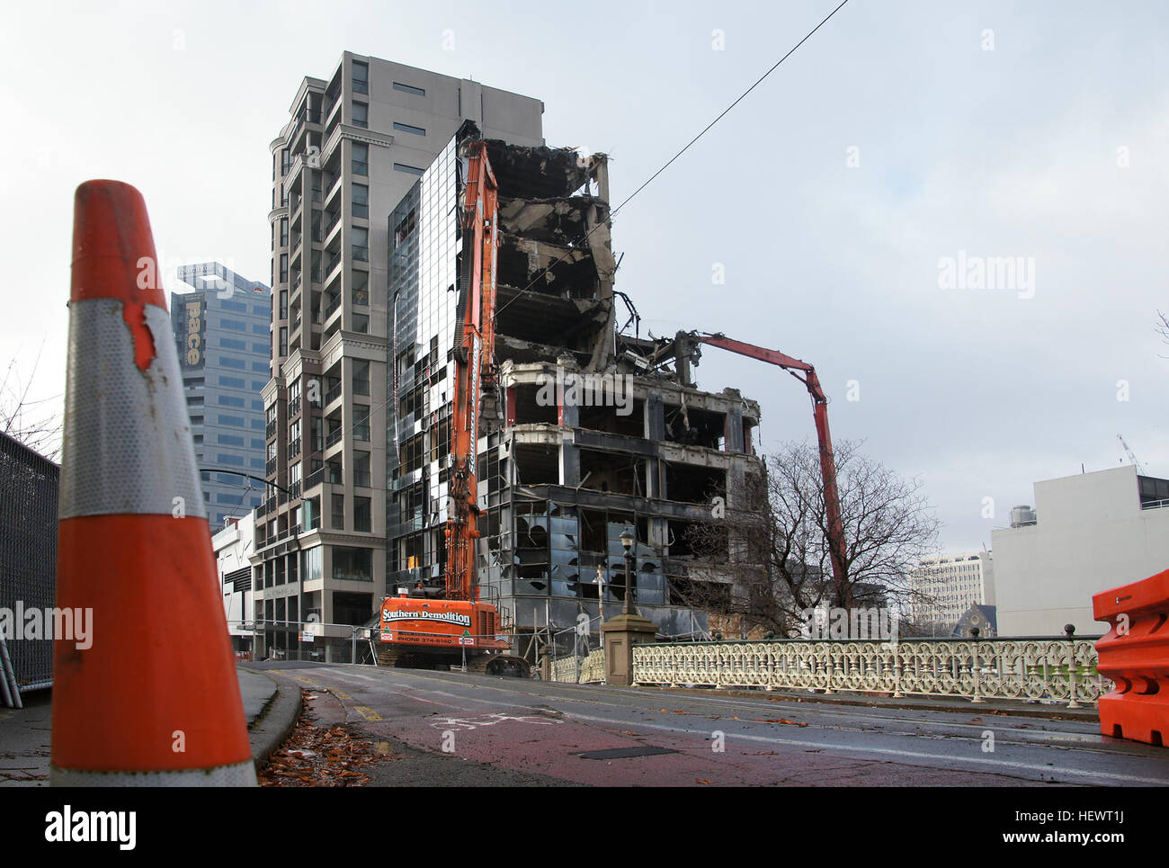 A partire dalle ultime cifre della Canterbury Earthquake Recovery Authority (cera), Christchurch si sta avvicinando al completamento della sua fase di demolizione post-terremoto. Con 1503 demolizioni completate, altri 108 edifici sono in programma per la demolizione, riflettendo gli sforzi di recupero in corso dopo il terremoto del 2010. Foto Stock